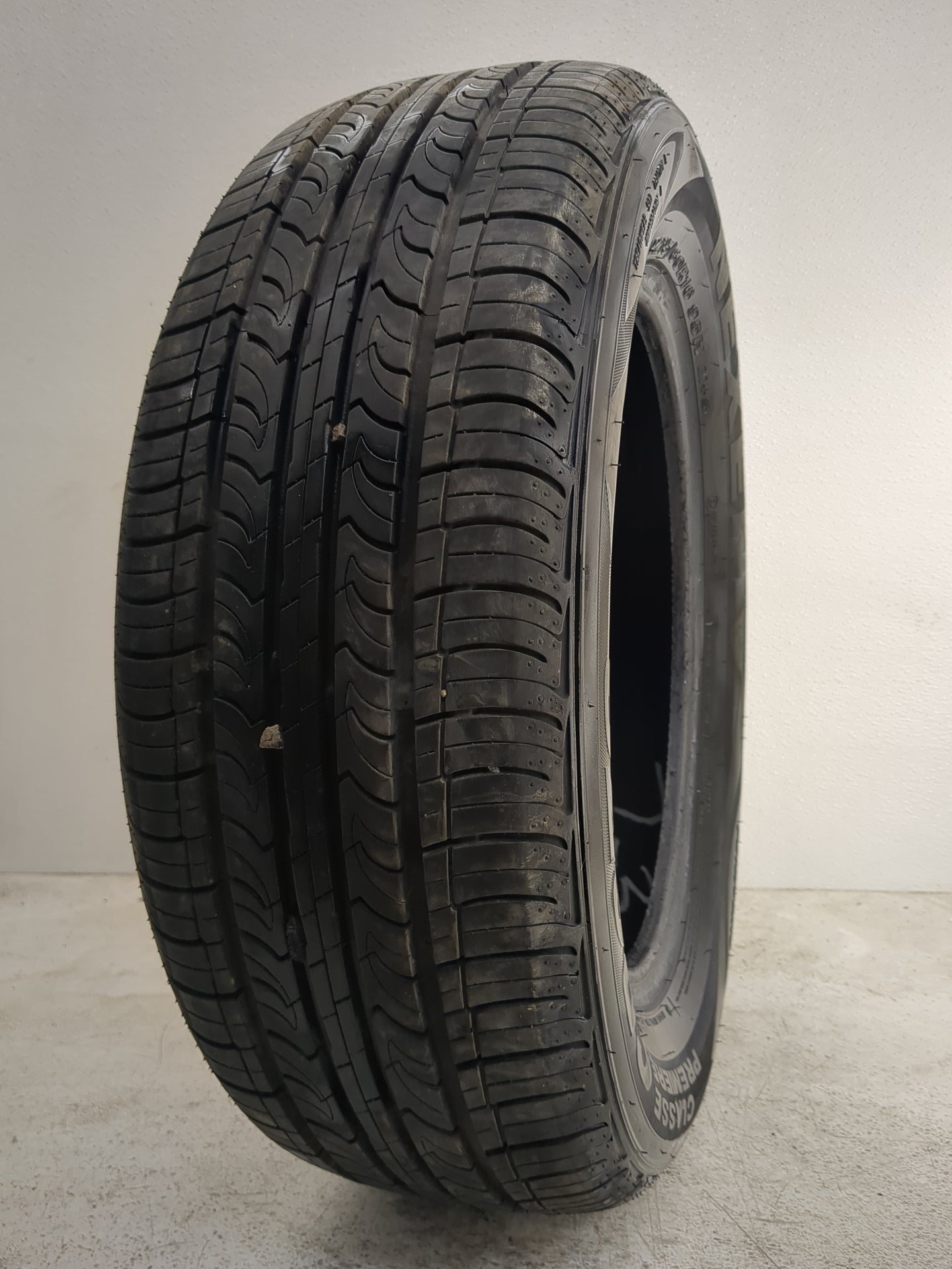 Used Tire P215/60R16 NEXEN CLASSE PREMIERE CP672 95H - Tread Depth 11/32 - Oemusedautoparts1.com