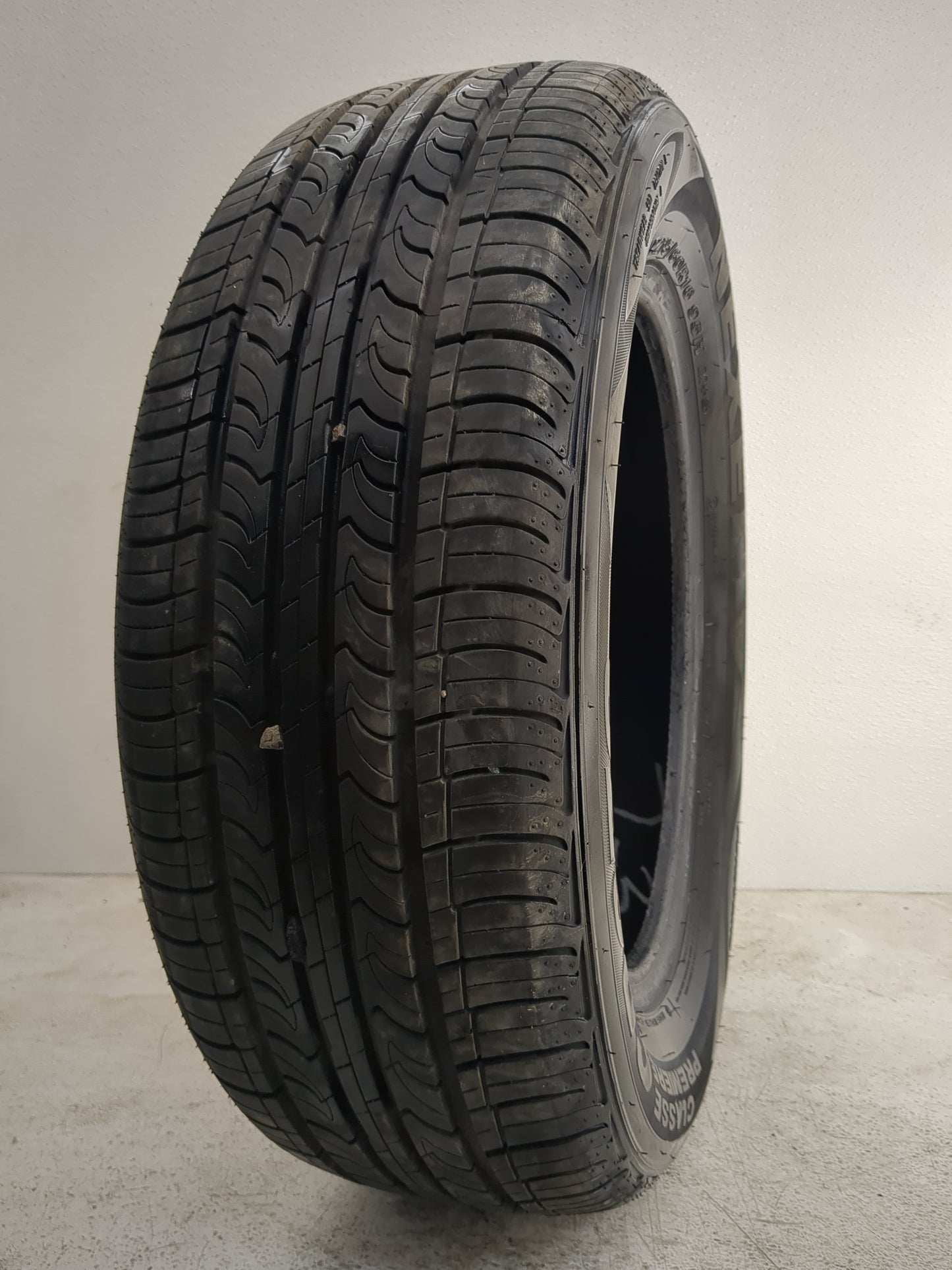 Used Tire P215/60R16 NEXEN CLASSE PREMIERE CP672 95H - Tread Depth 11/32 - Oemusedautoparts1.com
