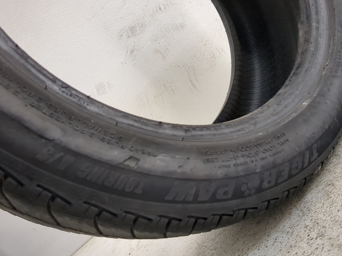 Used Tire 225/50R17 UNIROYAL TIGER PAW TOURING A/S 94H - Tread Depth 9/32 - Oemusedautoparts1.com