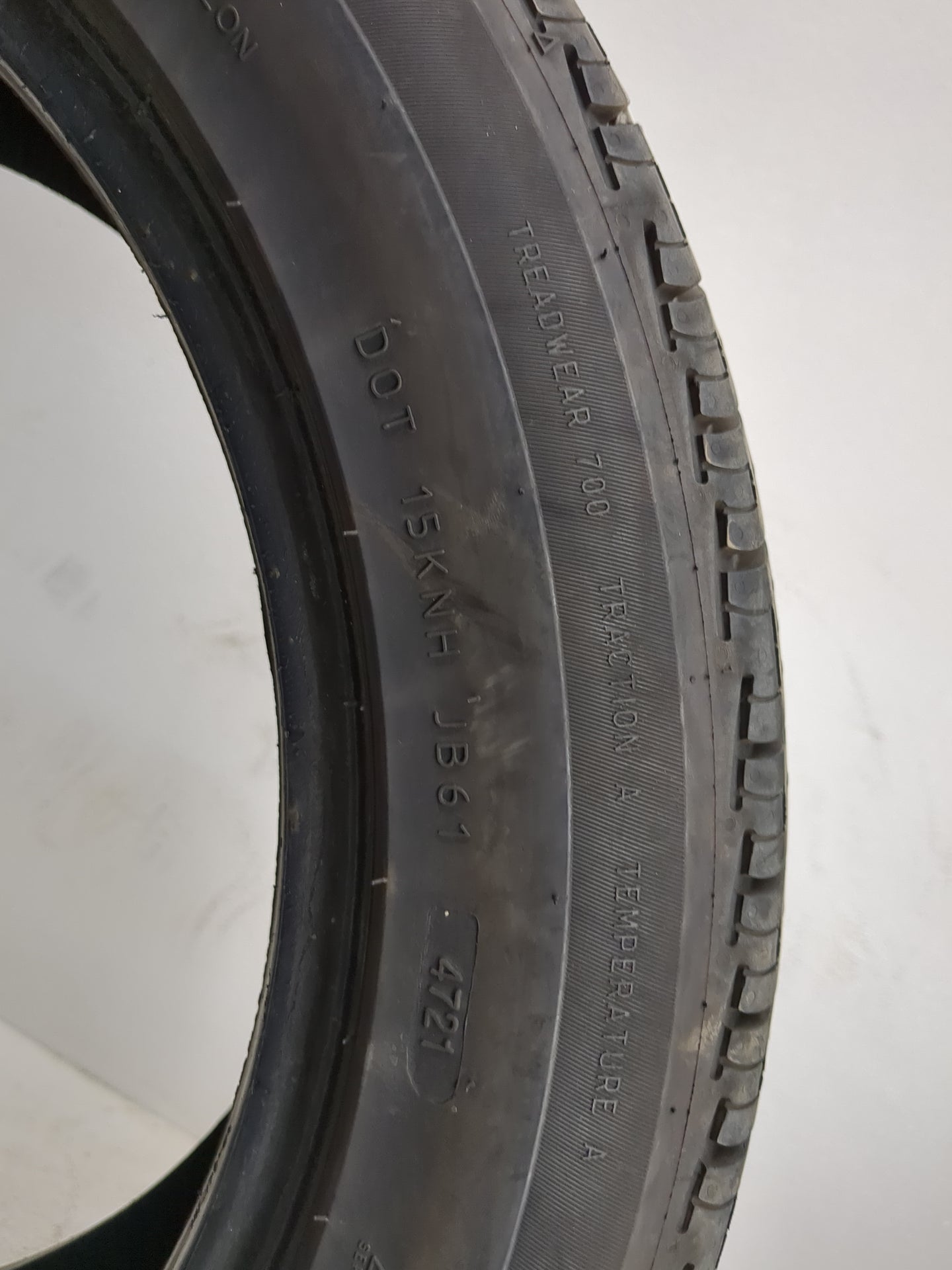 Used Tire 225/50R17 UNIROYAL TIGER PAW TOURING A/S 94H - Tread Depth 9/32 - Oemusedautoparts1.com