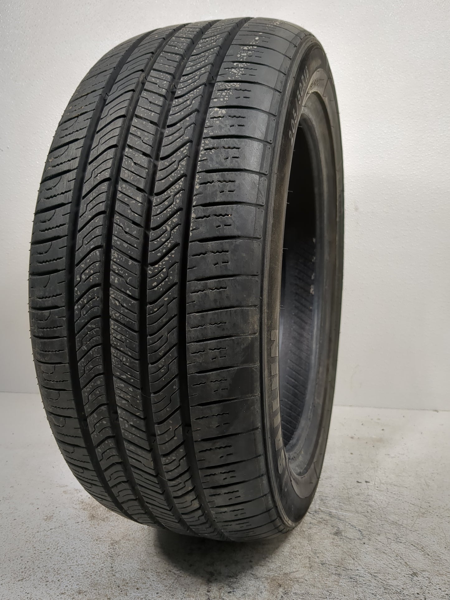 Used Tire 205/50R16 SAILUN ATREZZO SH408 87V - Tread Depth 7.5/32 - Oemusedautoparts1.com