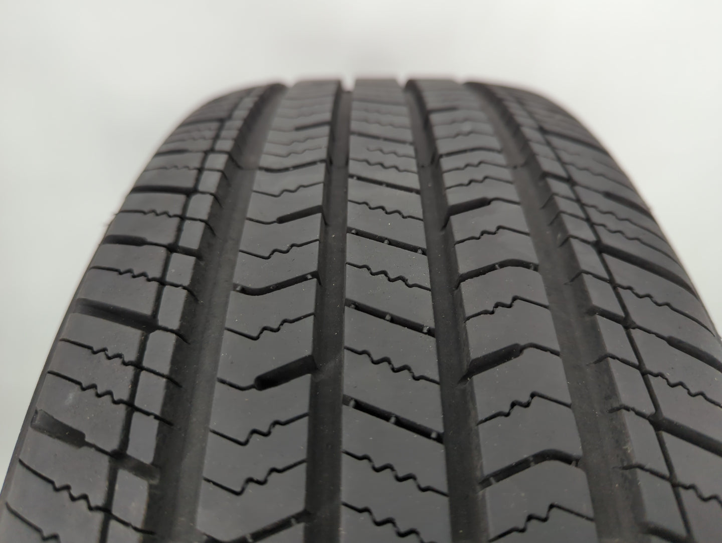 Used Tire 205/65R16 ARIZONIAN SILVER EDITION ALL SEASON 95H All Season - 9/32 - Oemusedautoparts1.com
