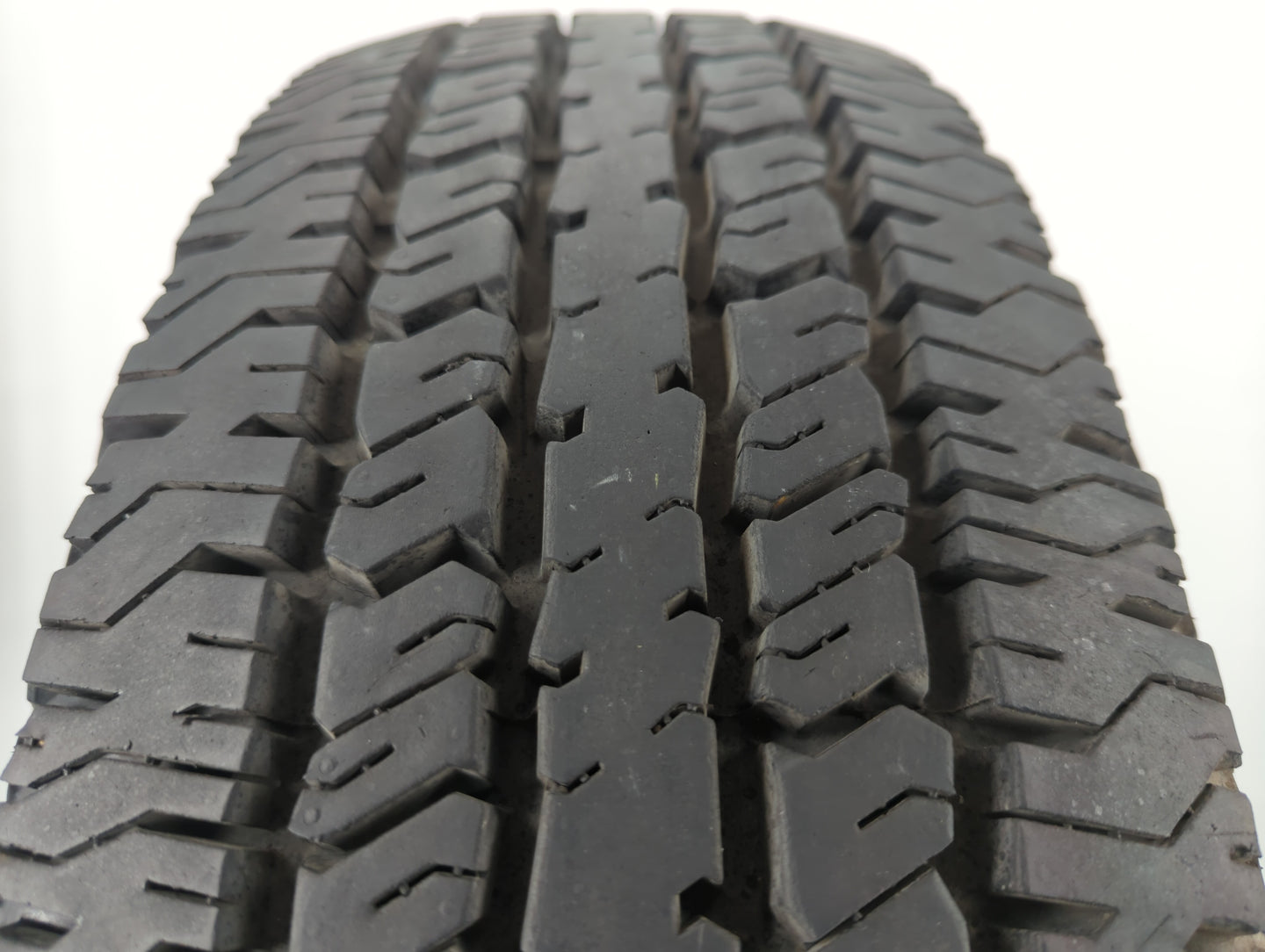 Used Tire P235/75R17 HANKOOK DYNAPRO AT 108S All Season - Tread Depth 12/32 - Oemusedautoparts1.com