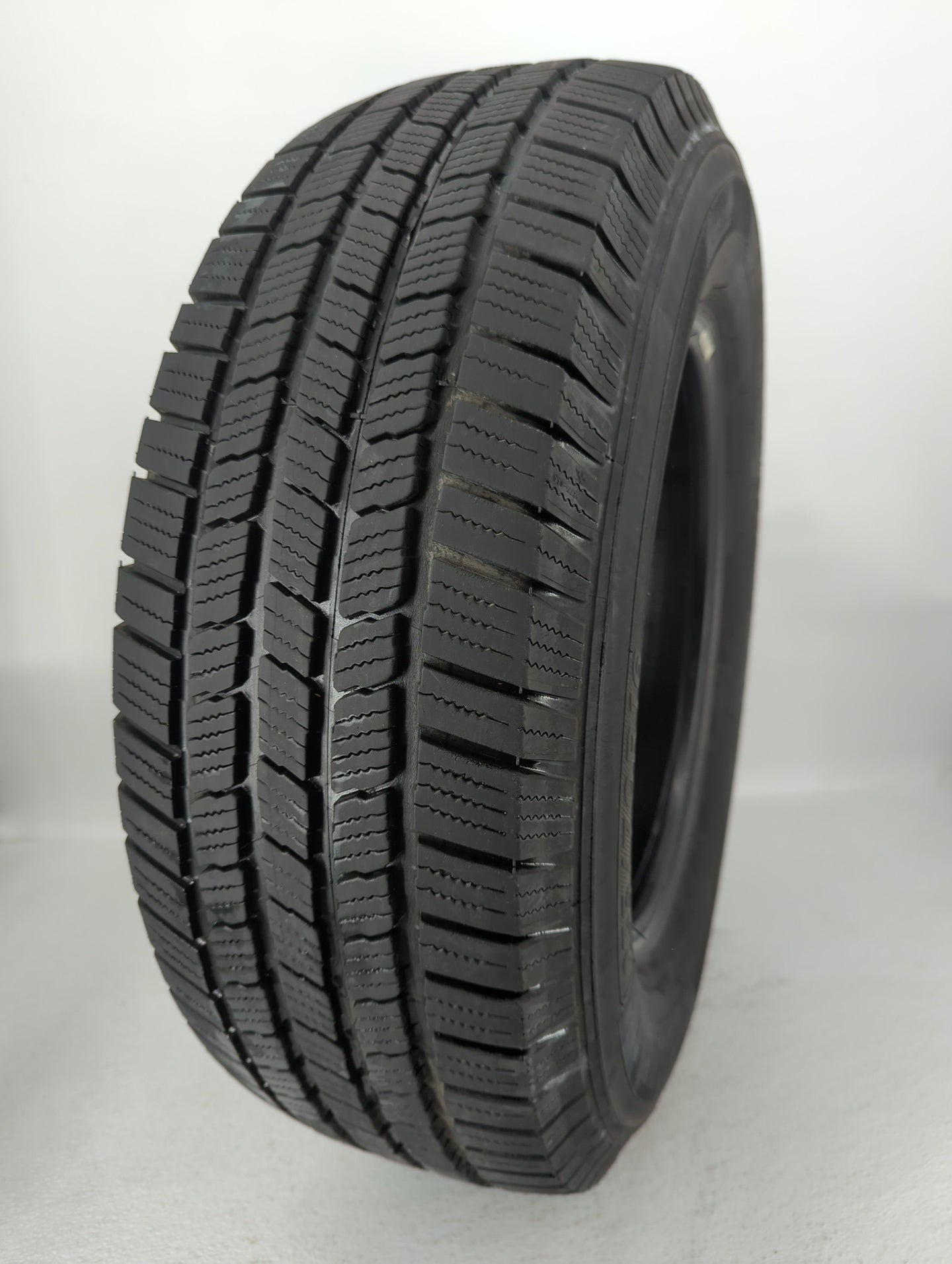 Used Tire 235/70R16 MICHELIN DEFENDER LTX M/S 109T All Season - Tread Depth 8/32 - Oemusedautoparts1.com