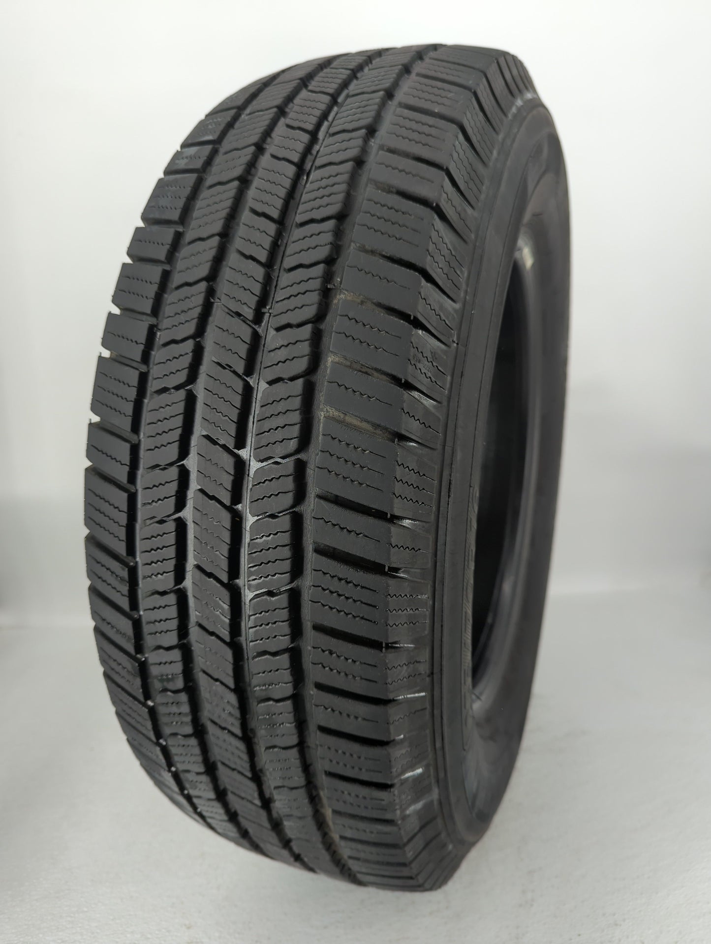 Used Tire 235/70R16 MICHELIN DEFENDER LTX M/S 109T All Season - Tread Depth 8/32 - Oemusedautoparts1.com