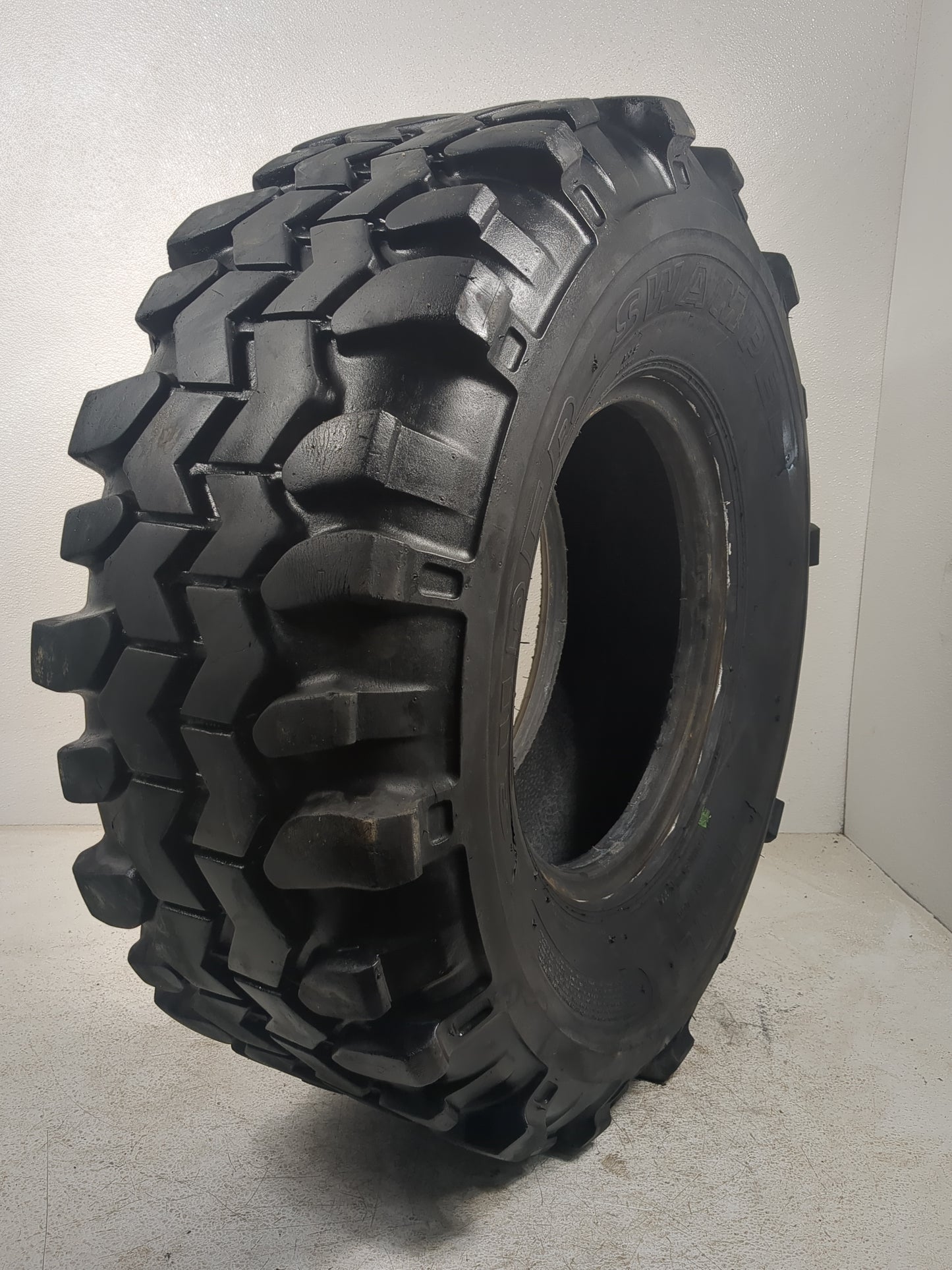 Used Tire 38x12.50R15 INTERCO SUPER SWAMPER THREE-STAGE LUG - 17/32 - Oemusedautoparts1.com