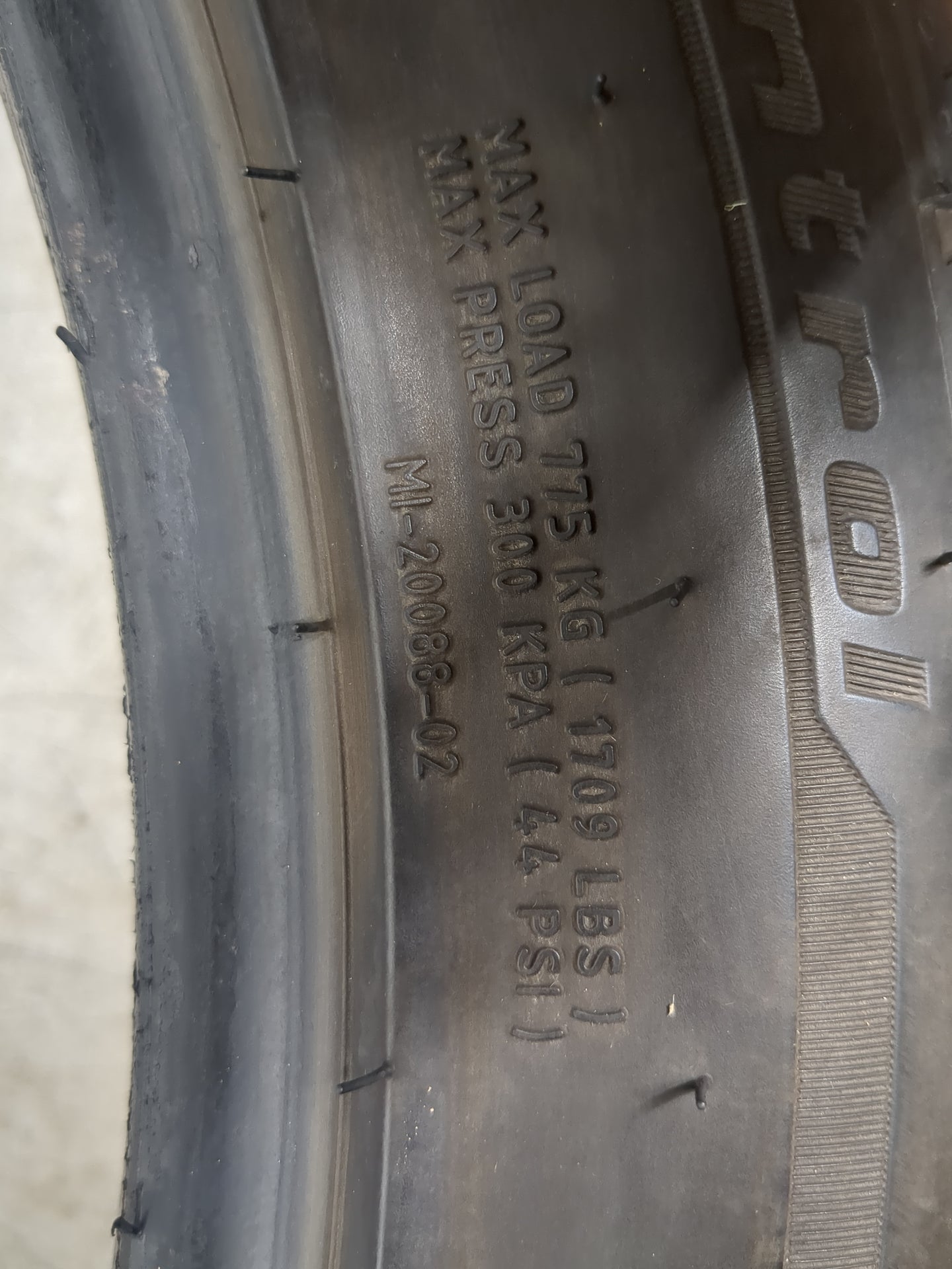 Used Tire 245/45R20 BFGOODRICH ADVANTAGE 99V - Tread Depth 9/32 - Oemusedautoparts1.com
