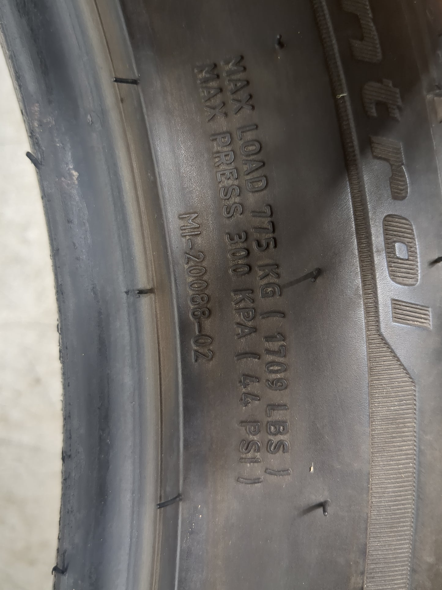 Used Tire 245/45R20 BFGOODRICH ADVANTAGE 99V - Tread Depth 9/32 - Oemusedautoparts1.com
