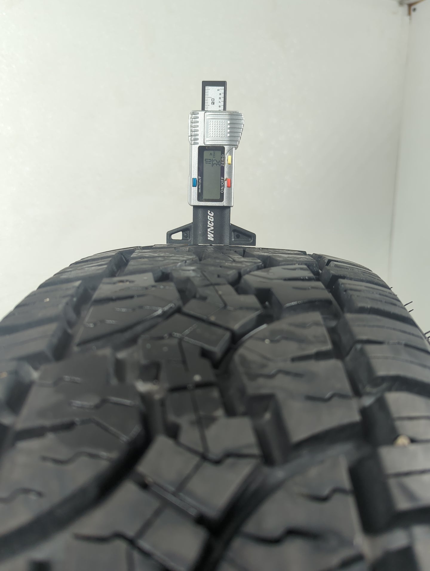 Used Tire - Tread Depth null/32 - Oemusedautoparts1.com