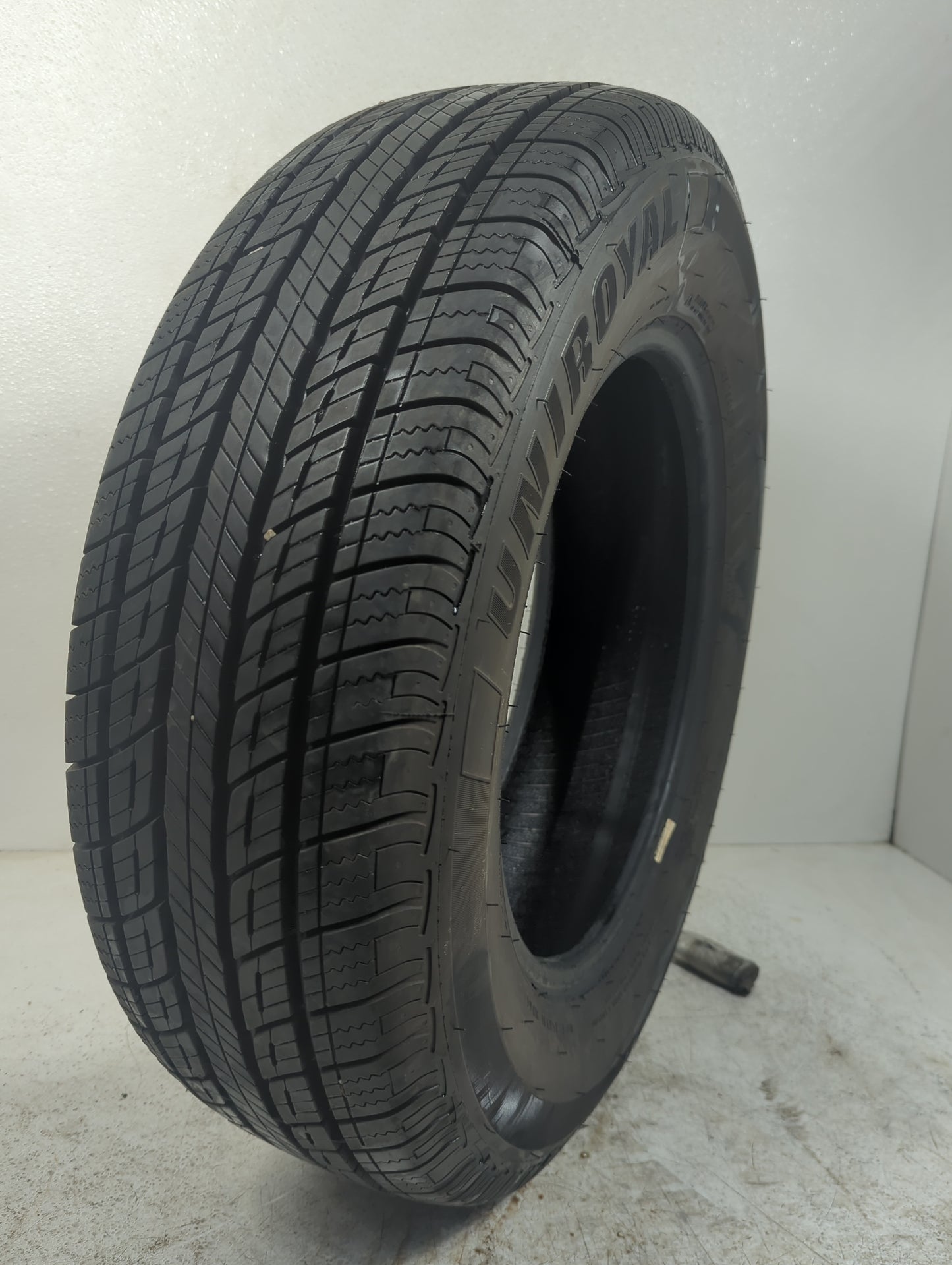 Used Tire 205/70R16 UNIROYAL TIGER PAW TOURING 97H - Tread Depth 10/32 - Oemusedautoparts1.com