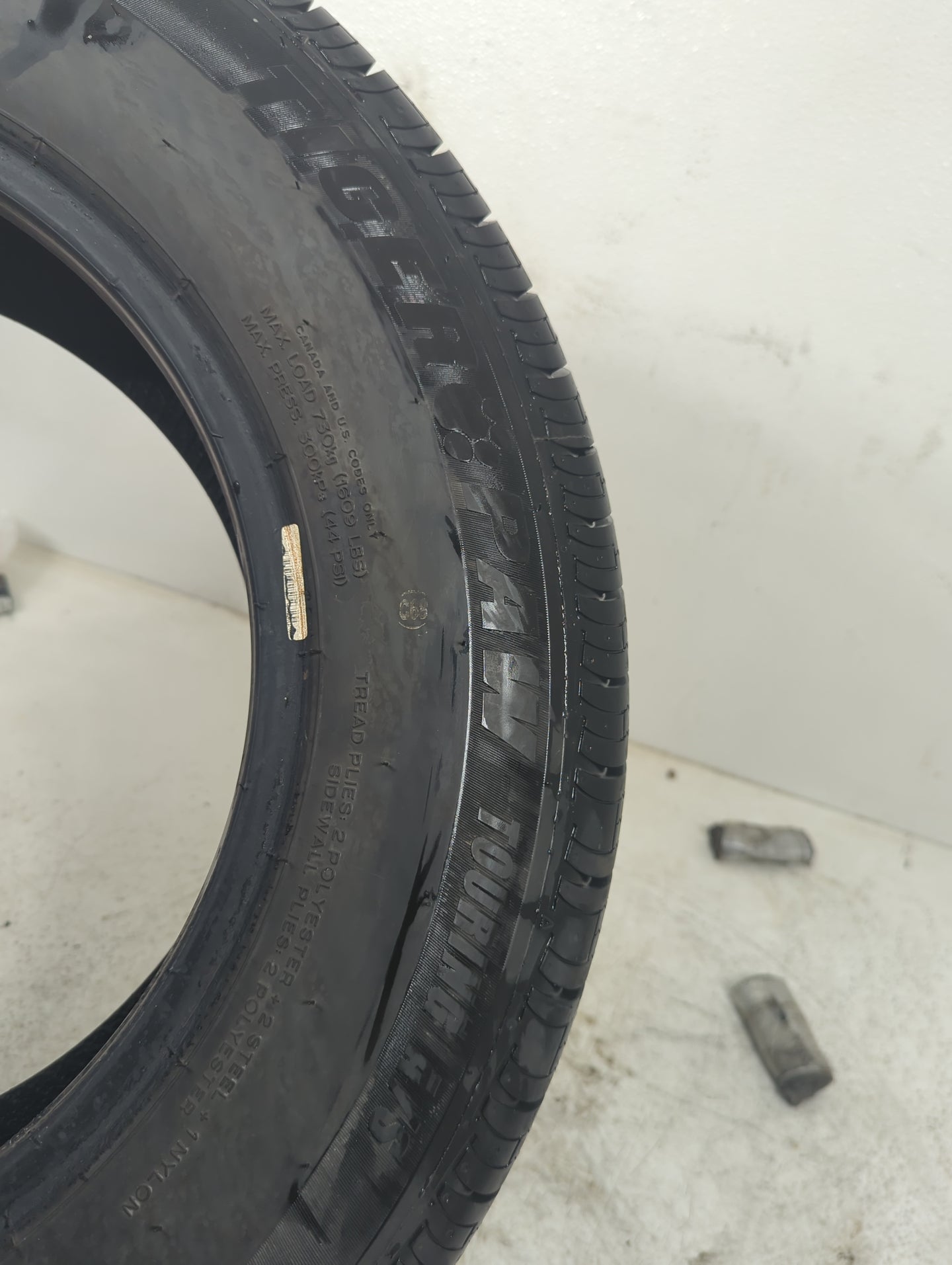 Used Tire 205/70R16 UNIROYAL TIGER PAW TOURING 97H - Tread Depth 10/32 - Oemusedautoparts1.com