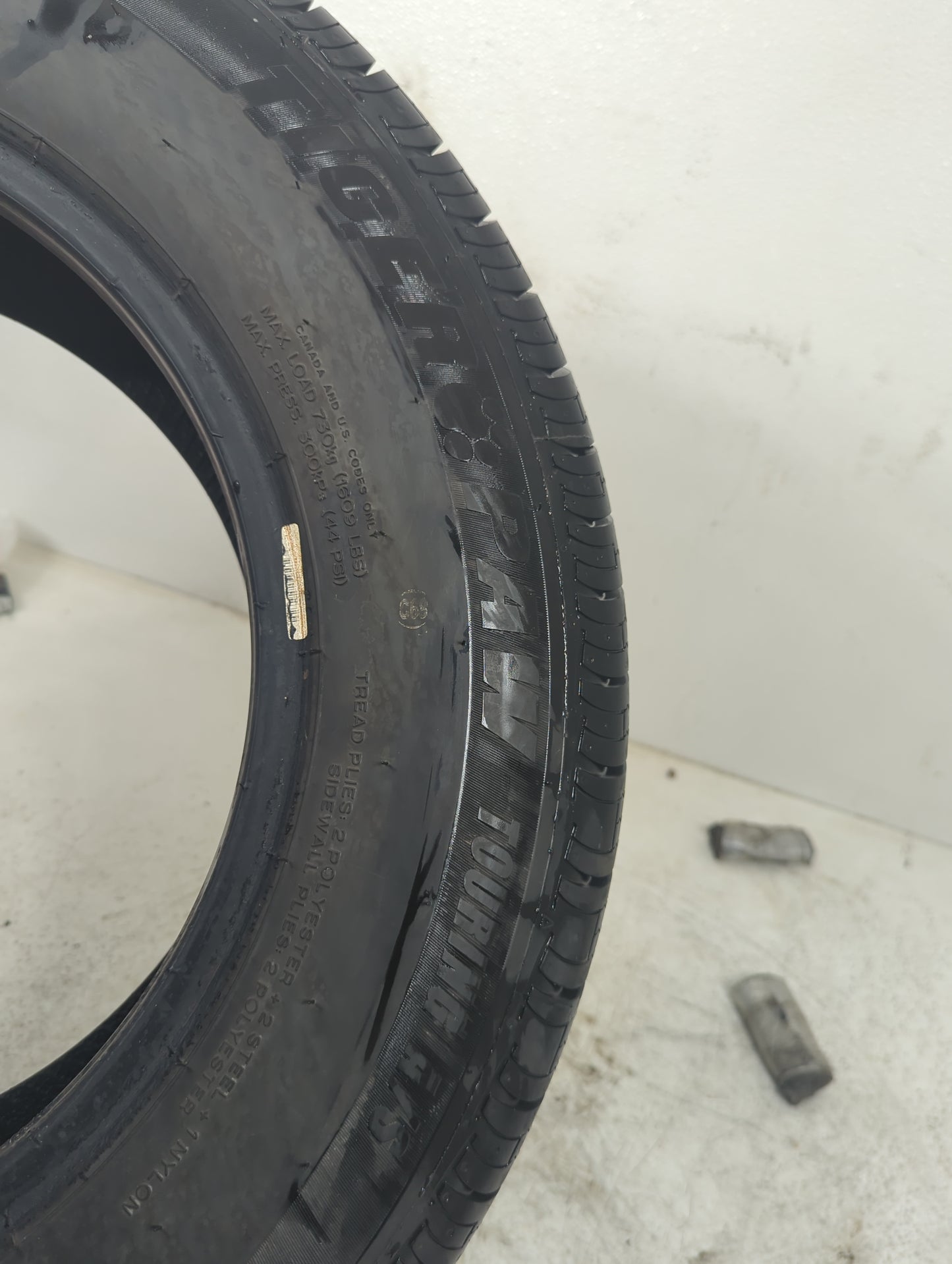 Used Tire 205/70R16 UNIROYAL TIGER PAW TOURING 97H - Tread Depth 10/32 - Oemusedautoparts1.com