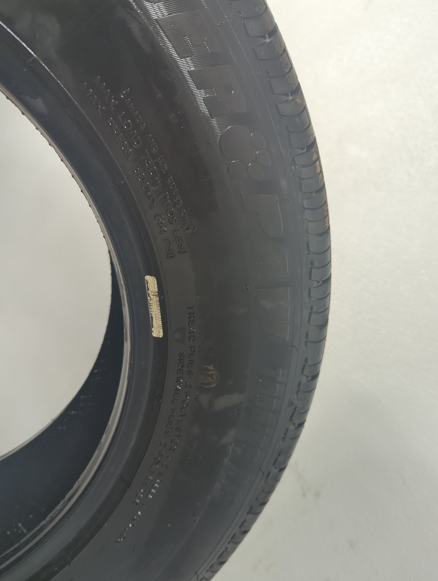 Used Tire 205/70R16 UNIROYAL TIGER PAW 97H - Tread Depth 11/32 - Oemusedautoparts1.com