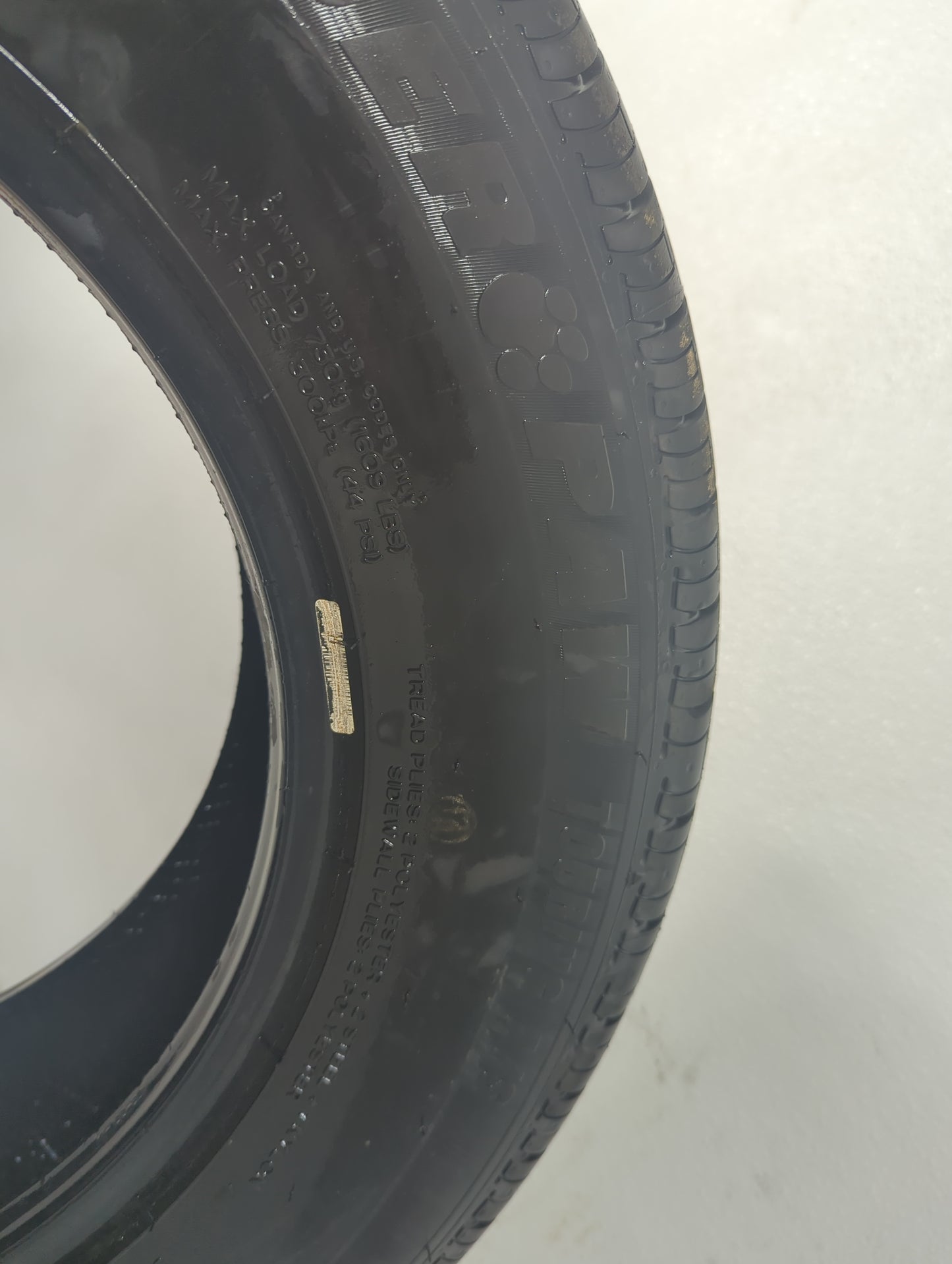 Used Tire 205/70R16 UNIROYAL TIGER PAW 97H - Tread Depth 11/32 - Oemusedautoparts1.com