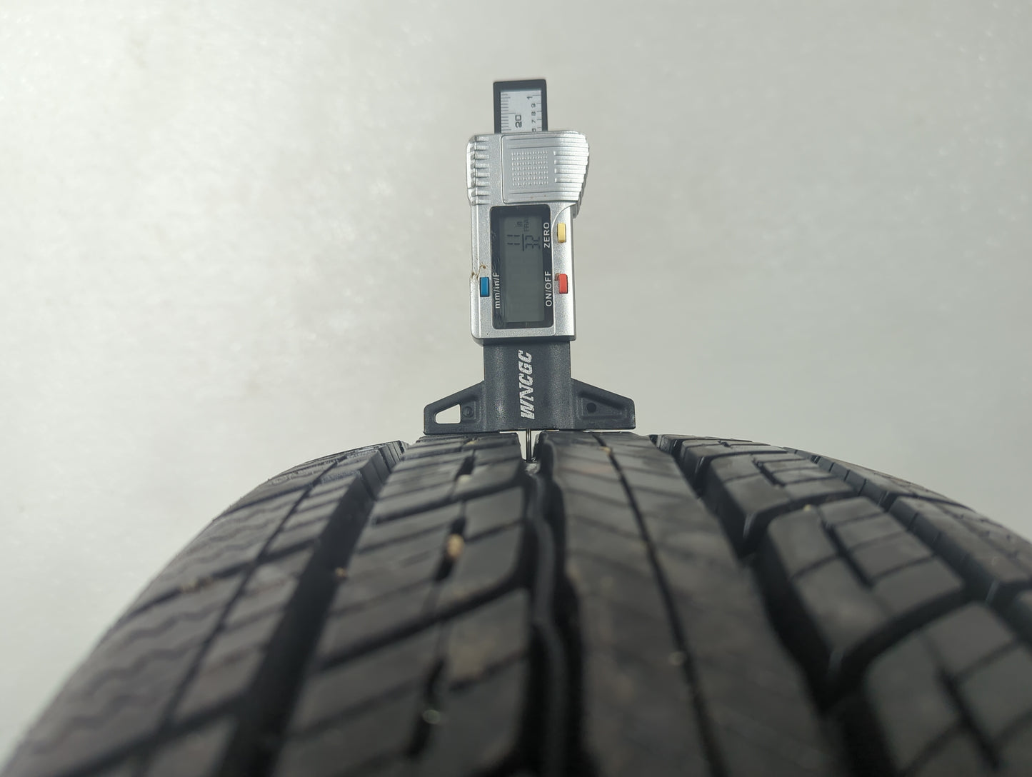 Used Tire 205/70R16 UNIROYAL TIGER PAW 97H - Tread Depth 11/32 - Oemusedautoparts1.com