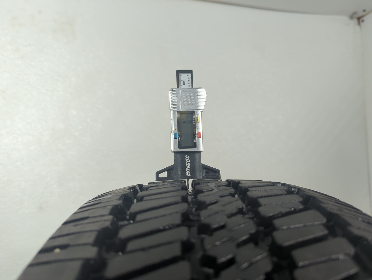 Used Tire 245/70R17 GENERAL AMERITRAC 108S - Tread Depth 10/32 - Oemusedautoparts1.com
