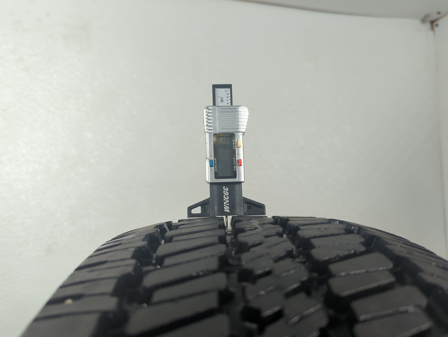 Used Tire 245/70R17 GENERAL AMERITRAC 108S - Tread Depth 10/32 - Oemusedautoparts1.com
