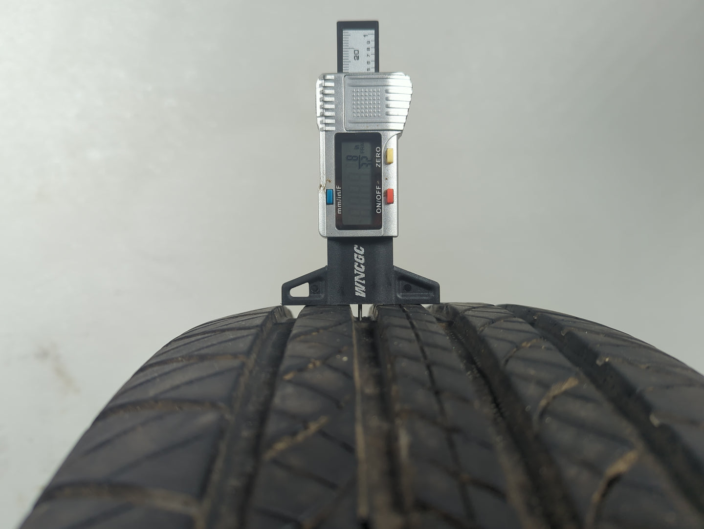 Used Tire 195/65R15 DOUGLAS TOURING A/S 91H - Tread Depth 8/32 - Oemusedautoparts1.com