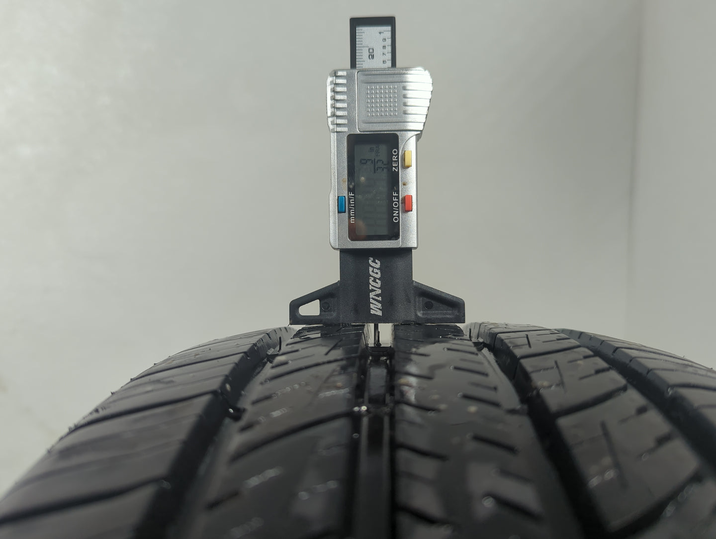 Used Tire - Tread Depth null/32 - Oemusedautoparts1.com