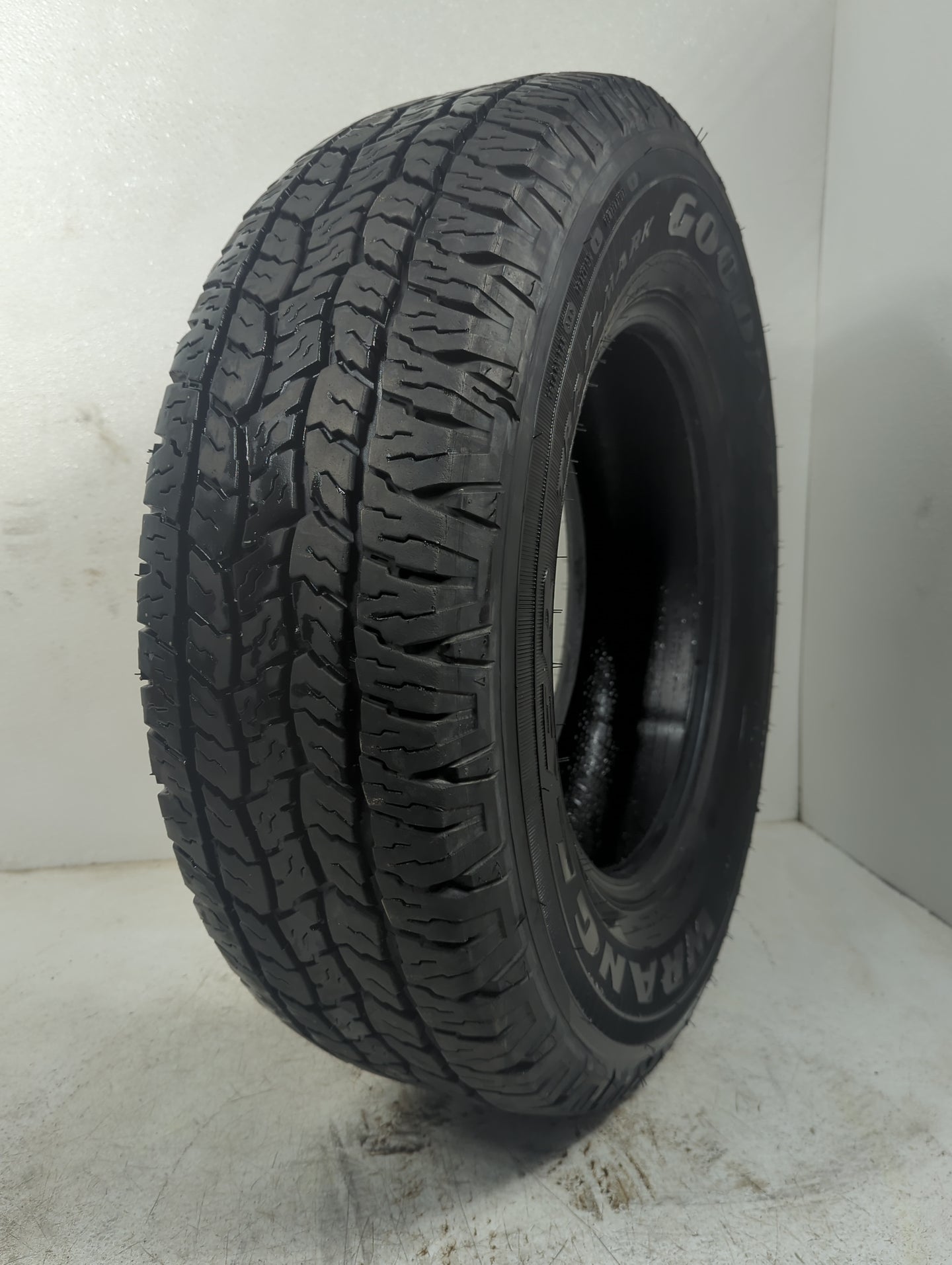 Used Tire - Tread Depth null/32 - Oemusedautoparts1.com