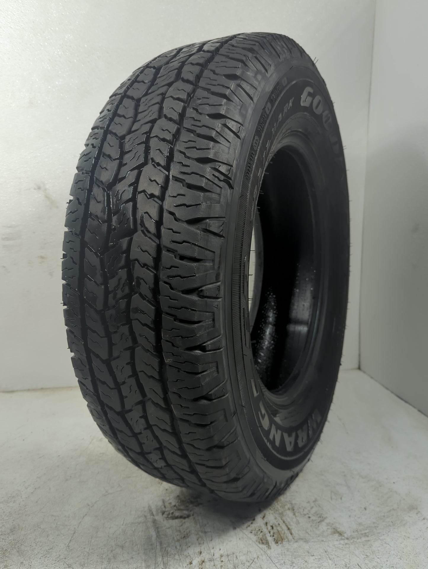 Used Tire - Tread Depth null/32 - Oemusedautoparts1.com