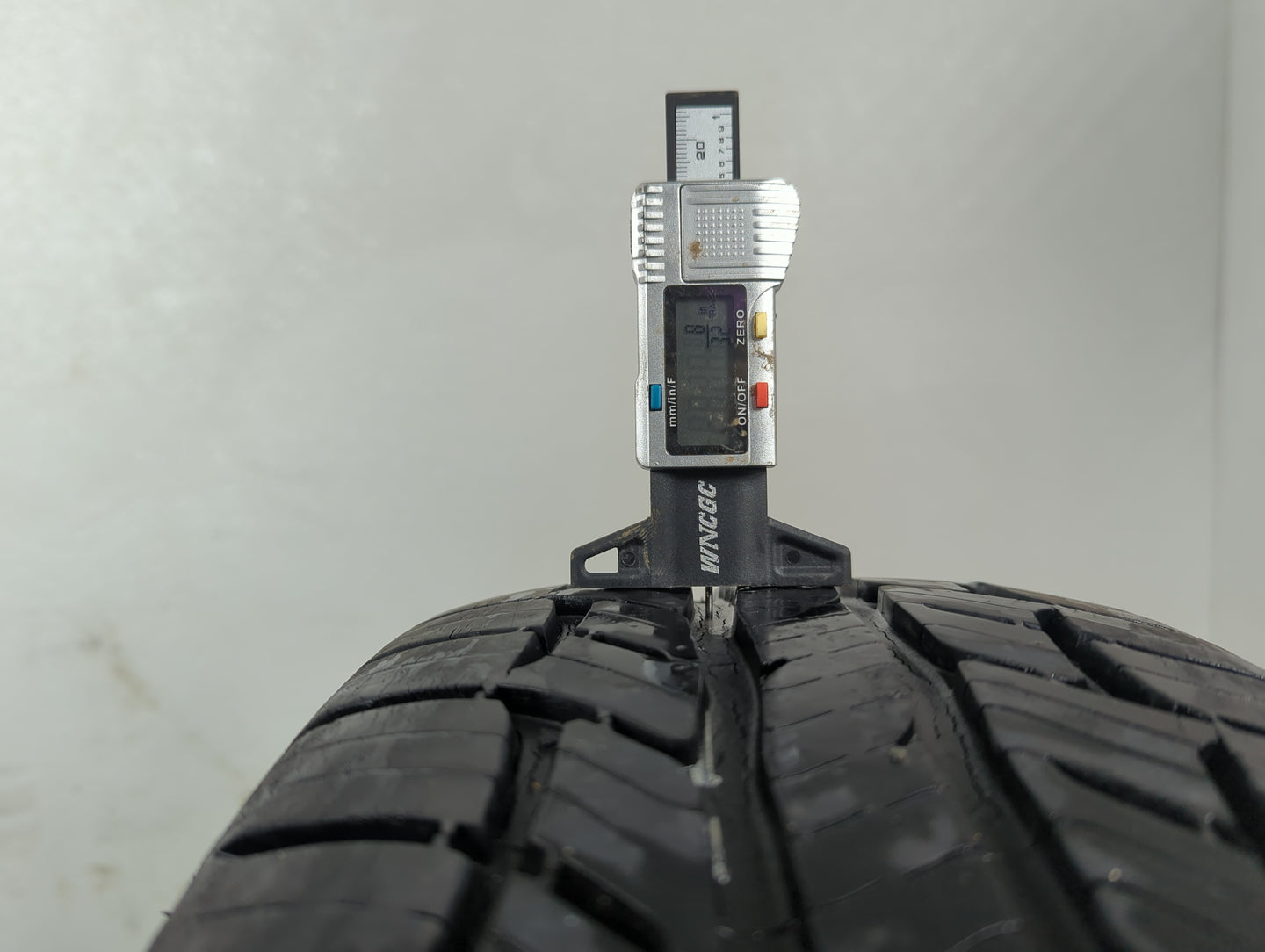 Used Tire - Tread Depth null/32 - Oemusedautoparts1.com