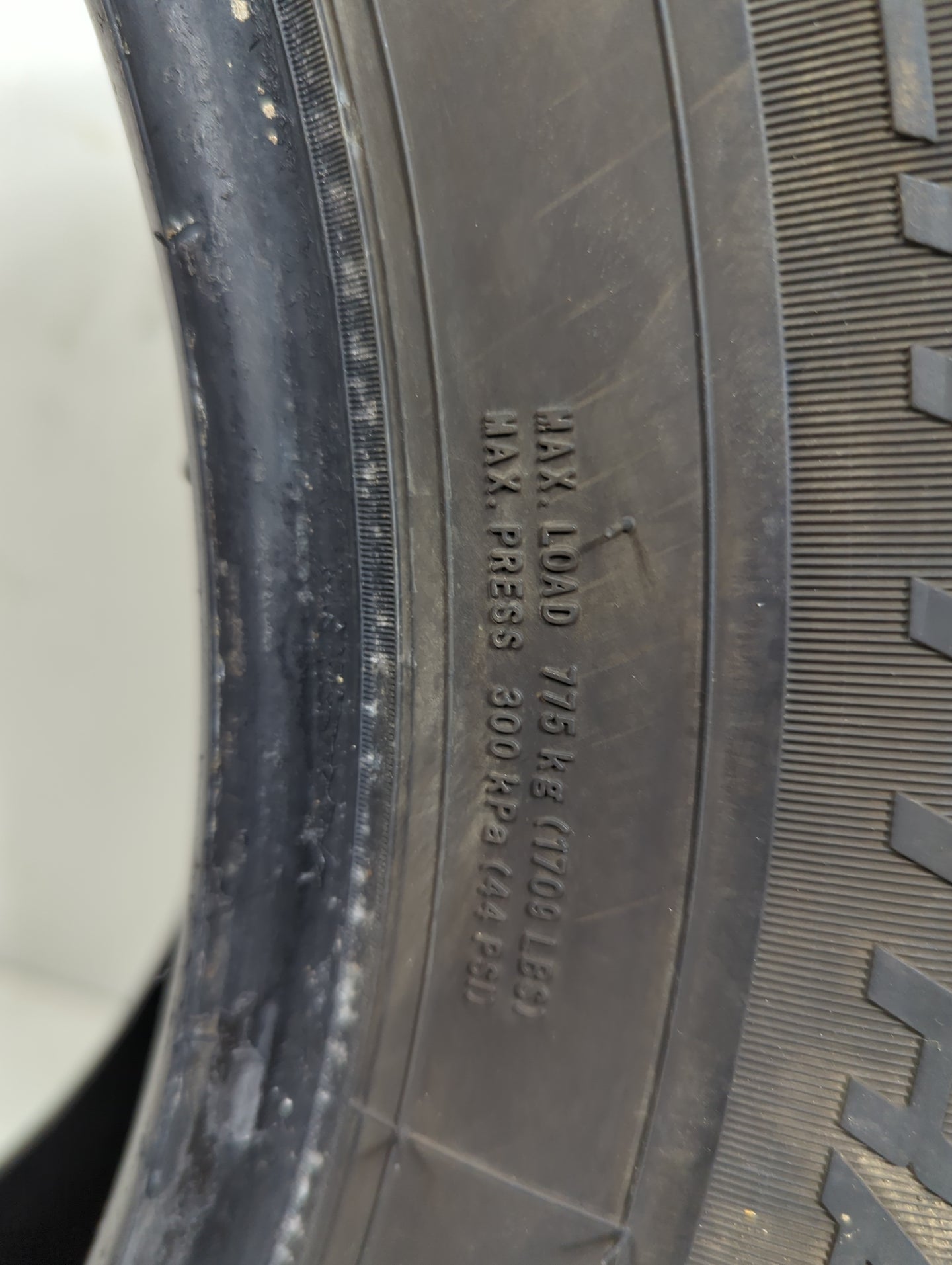Used Tire 215/65R17 LANDSPIDER CITYTRAXX H/T 99H - Tread Depth 10/32 - Oemusedautoparts1.com