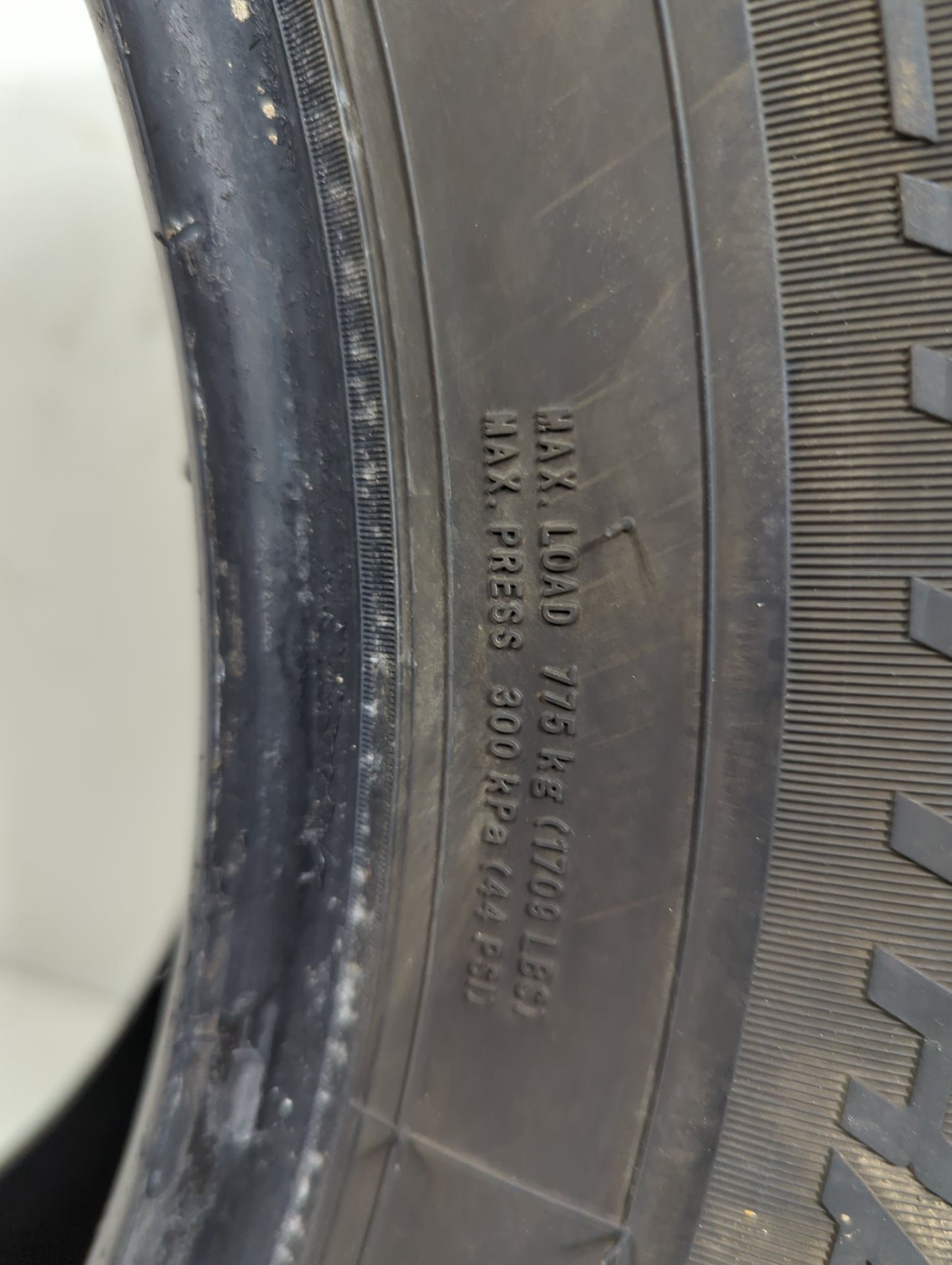 Used Tire 215/65R17 LANDSPIDER CITYTRAXX H/T 99H - Tread Depth 10/32 - Oemusedautoparts1.com
