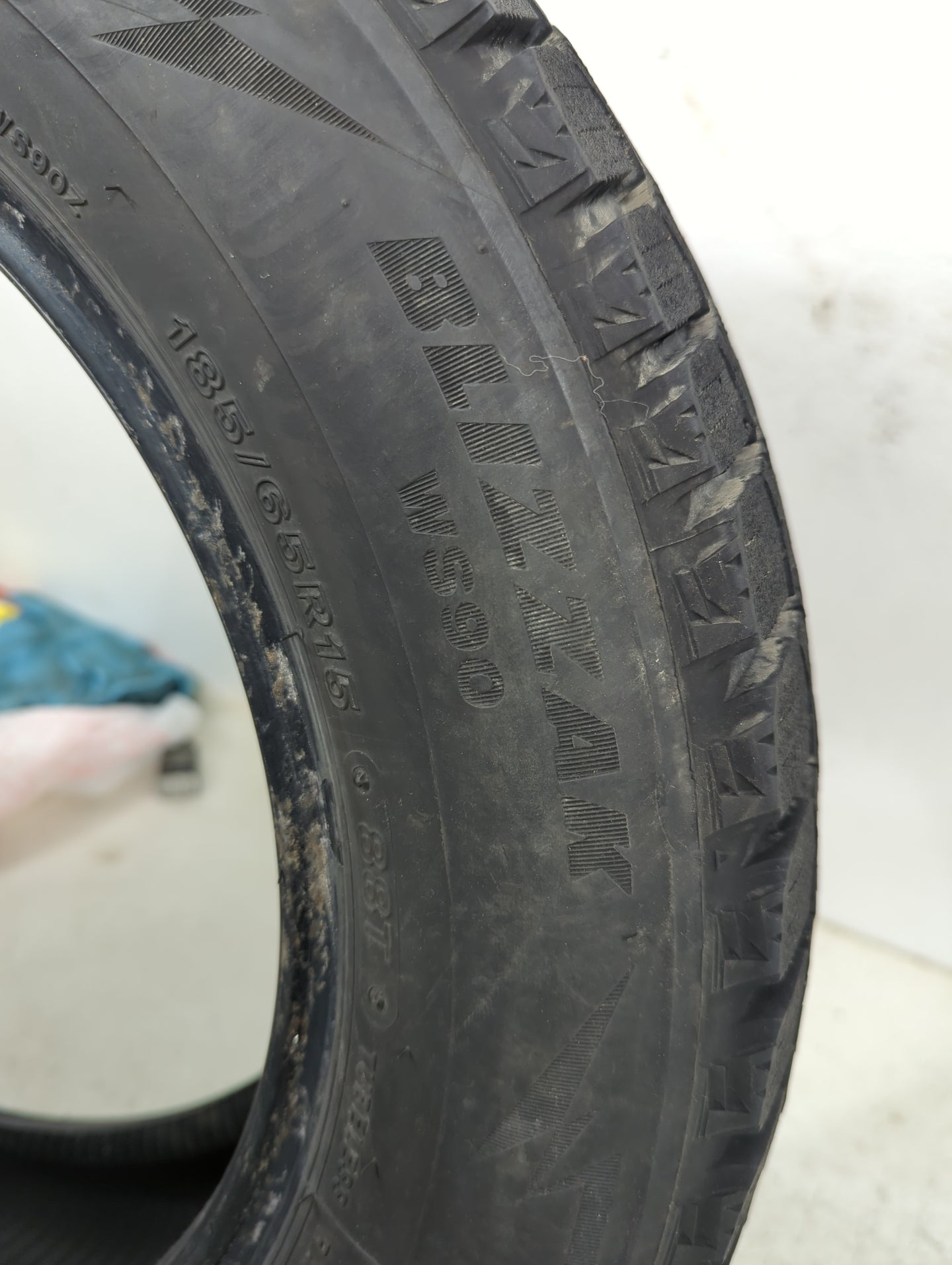 Used Tire 185/65R15 BRIDGESTONE BLIZZAK WS90 88T - Tread Depth 9/32 - Oemusedautoparts1.com