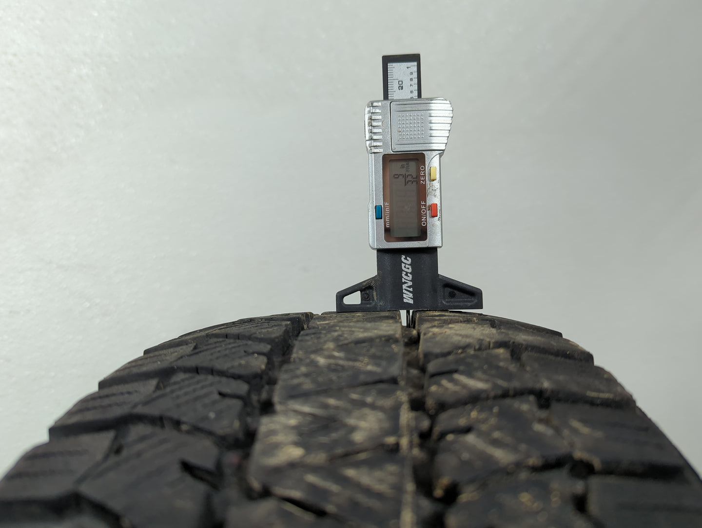 Used Tire 185/65R15 BRIDGESTONE BLIZZAK WS90 88T - Tread Depth 9/32 - Oemusedautoparts1.com