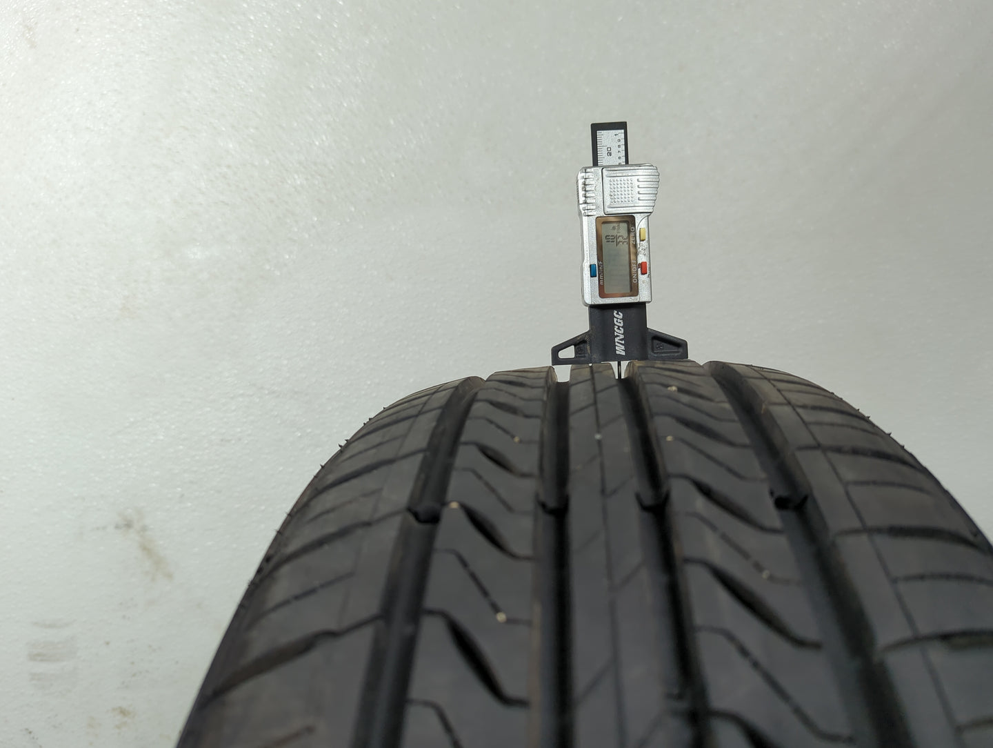 Used Tire - Tread Depth null/32 - Oemusedautoparts1.com