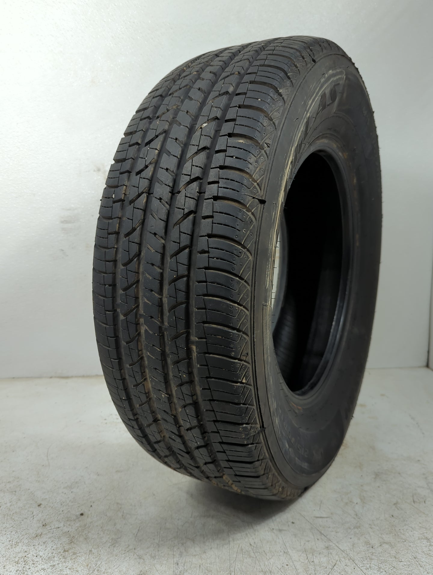 Used Tire 215/70R15 DOUGLAS ALL-SEASON 98T - Tread Depth 8/32 - Oemusedautoparts1.com