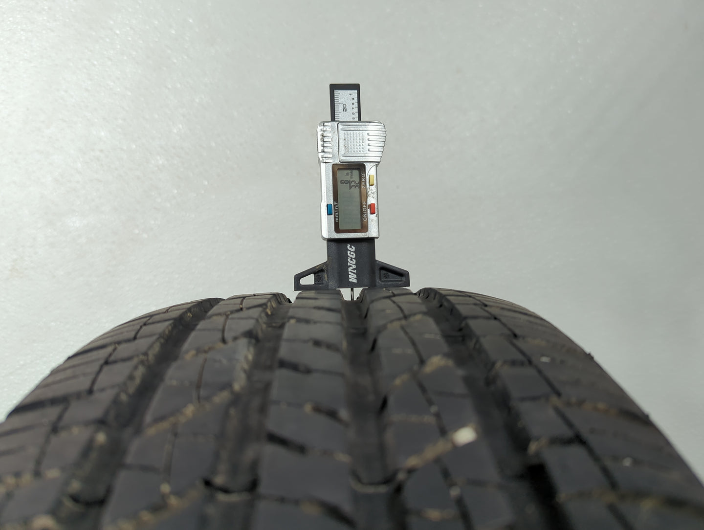 Used Tire 215/70R15 DOUGLAS ALL-SEASON 98T - Tread Depth 8/32 - Oemusedautoparts1.com