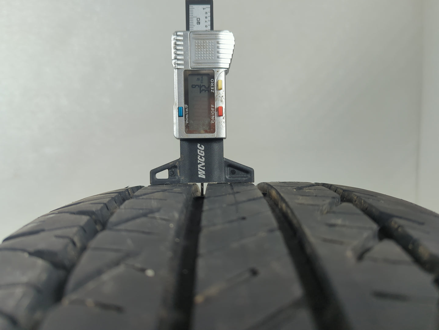 Used Tire 235/70R16 COOPER EVOLUTION HT2 106T - Tread Depth 9/32 - Oemusedautoparts1.com