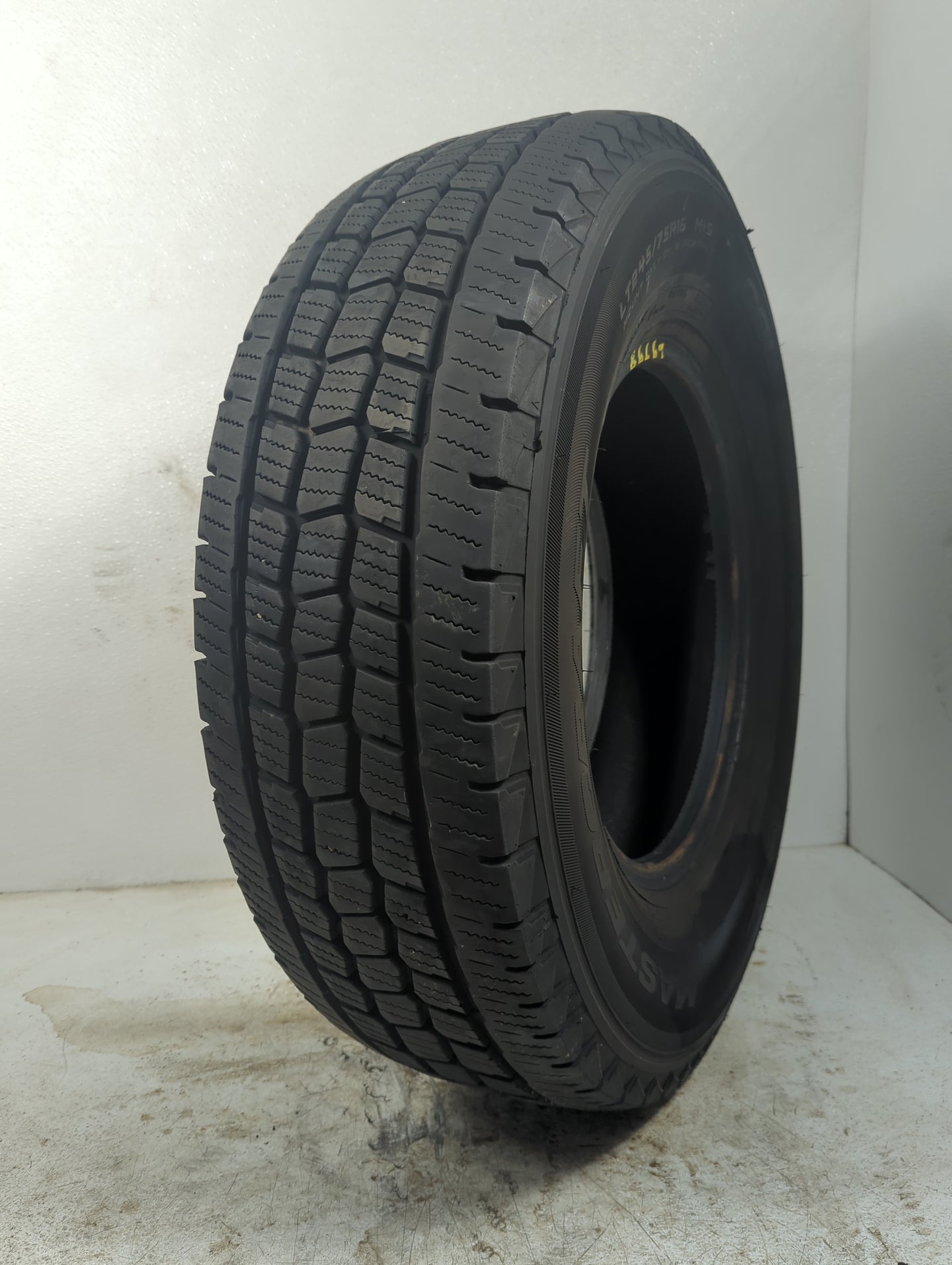 Used Tire - Tread Depth null/32 - Oemusedautoparts1.com