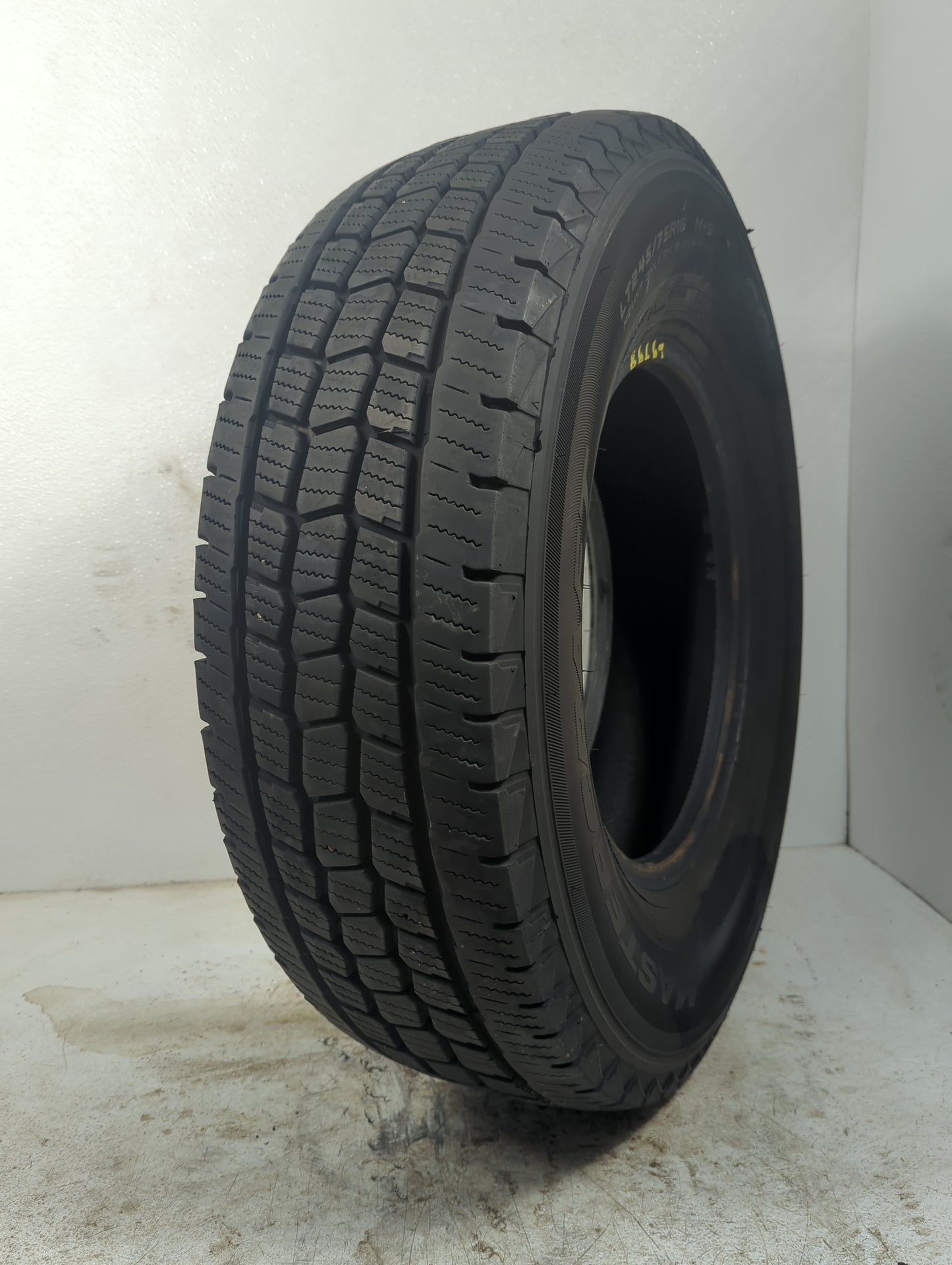 Used Tire - Tread Depth null/32 - Oemusedautoparts1.com