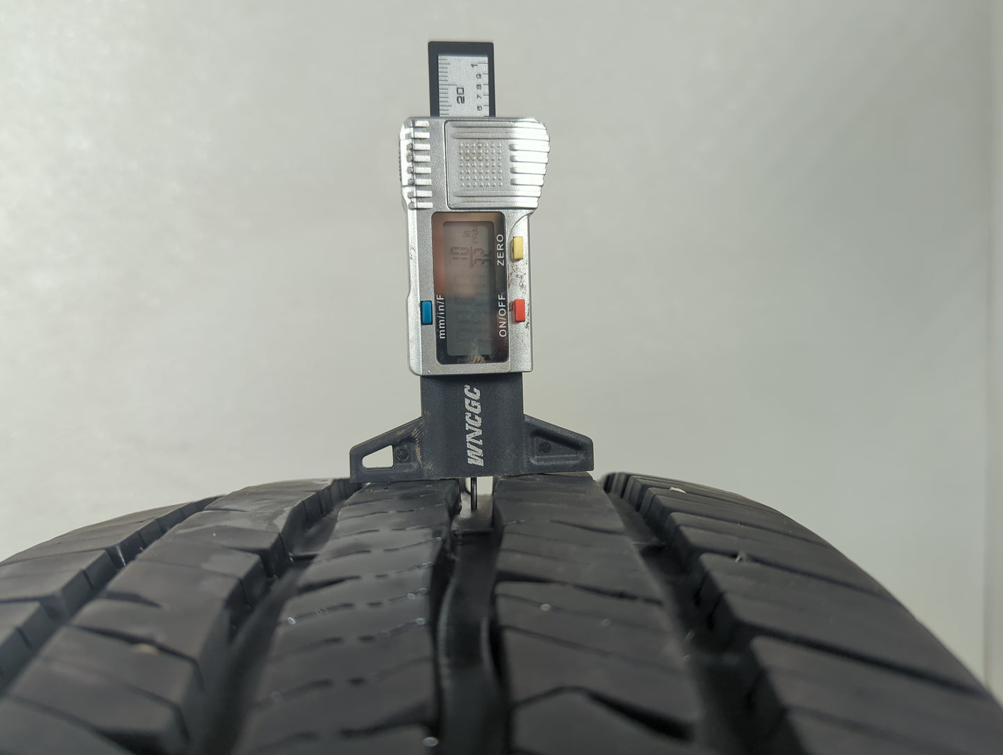 Used Tire 225/60R16 BFGOODRICH ADVANTAGE CONTROL 98H - Tread Depth 10/32 - Oemusedautoparts1.com