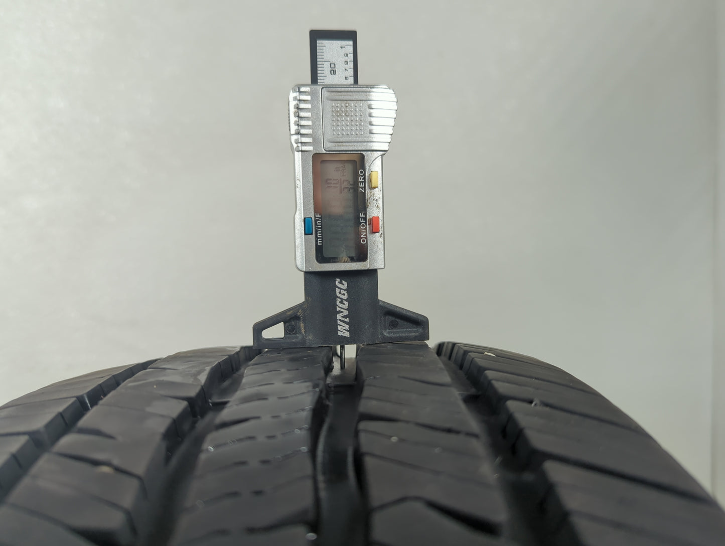 Used Tire 225/60R16 BFGOODRICH ADVANTAGE CONTROL 98H - Tread Depth 10/32 - Oemusedautoparts1.com