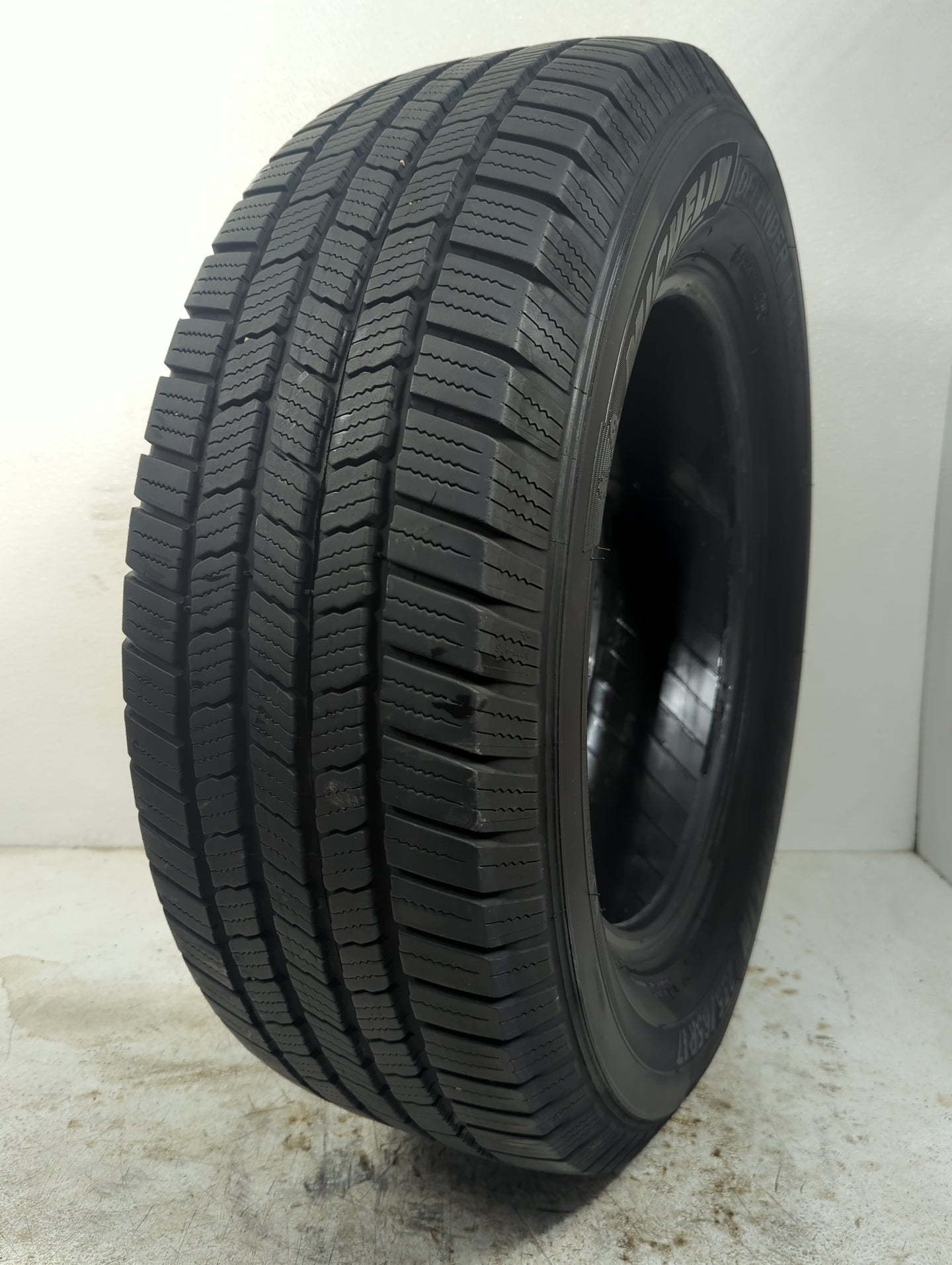 Used Tire 235/65R17 MICHELIN DEFENDER LTX M/S 104T - Tread Depth 8/32 - Oemusedautoparts1.com