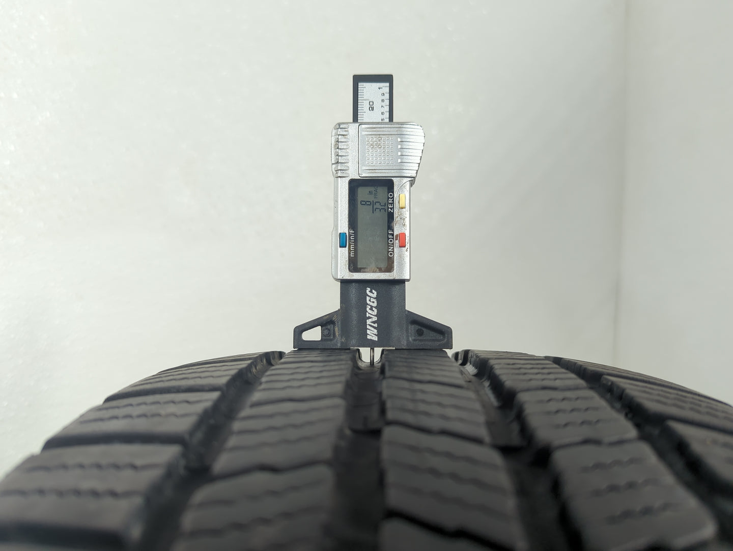 Used Tire 235/65R17 MICHELIN DEFENDER LTX M/S 104T - Tread Depth 8/32 - Oemusedautoparts1.com