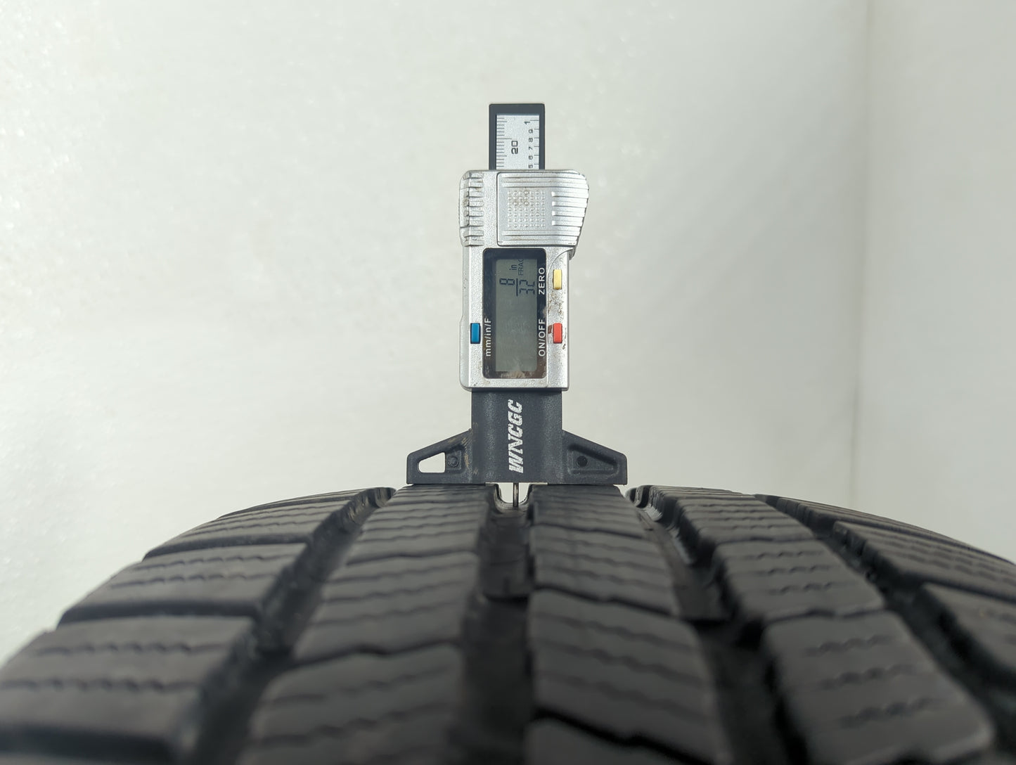 Used Tire 235/65R17 MICHELIN DEFENDER LTX M/S 104T - Tread Depth 8/32 - Oemusedautoparts1.com