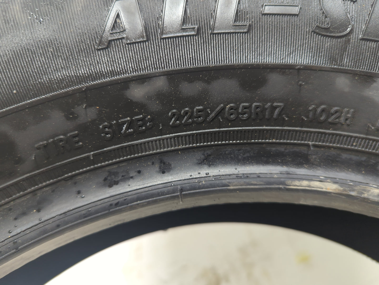 Used Tire 225/65R17 GOODYEAR RELIANT ALL-SEASON 102H - Tread Depth null/32 - Oemusedautoparts1.com