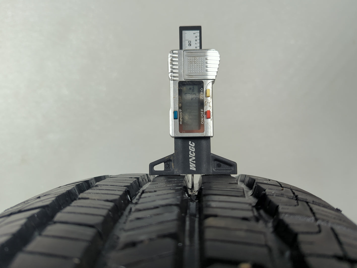 Used Tire 225/65R17 GOODYEAR RELIANT ALL-SEASON 102H - Tread Depth null/32 - Oemusedautoparts1.com