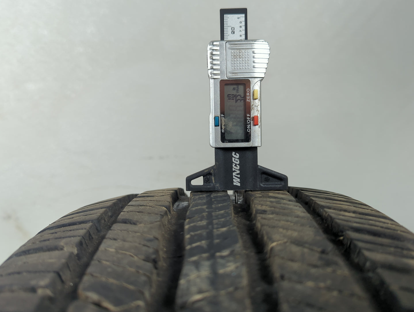 Used Tire 215/50R17 BFGOODRICH ADVANTAGE CONTROL 95V - Tread Depth 10/32 - Oemusedautoparts1.com