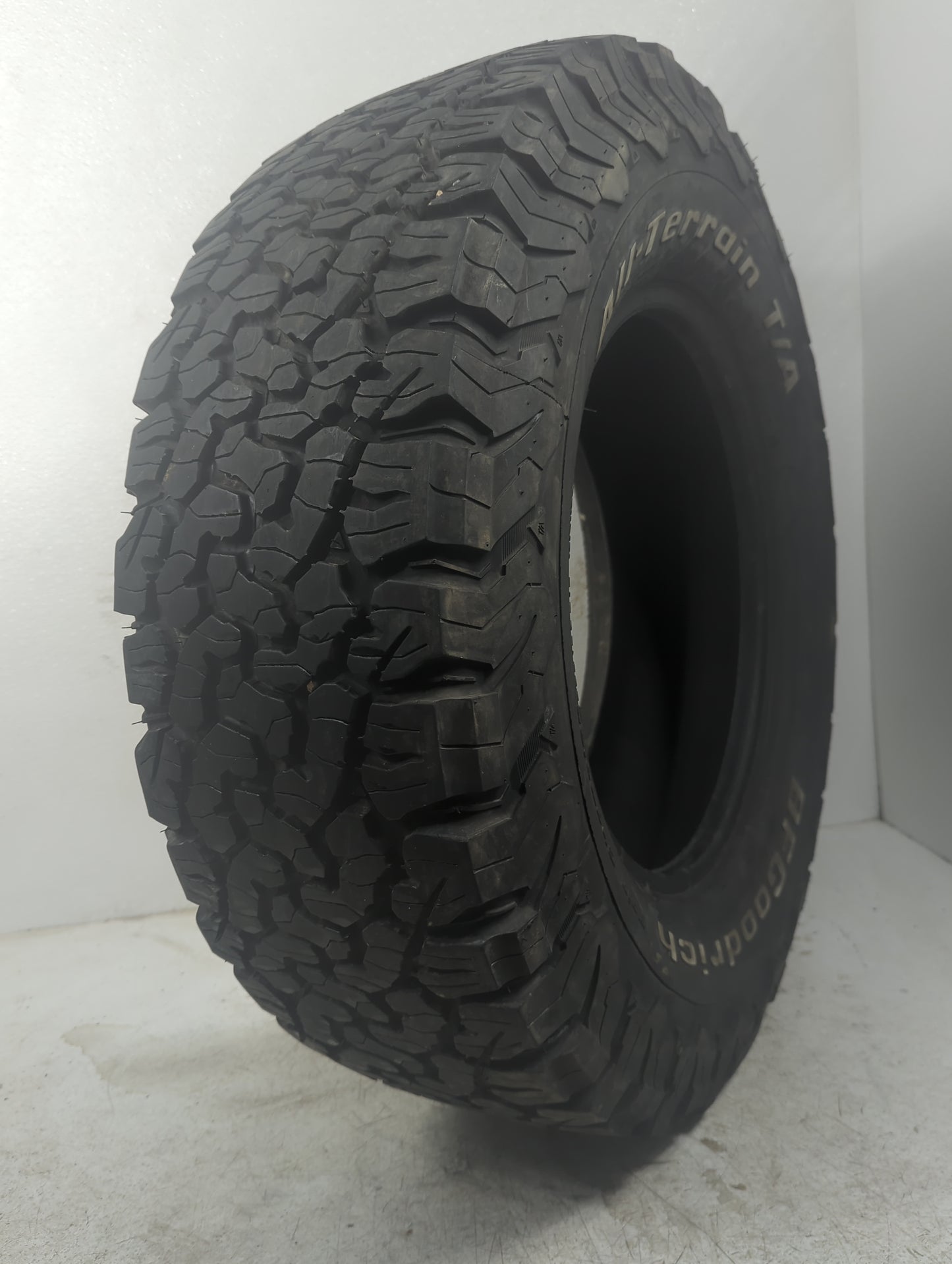 Used Tire 265/70R17 BFGOODRICH ALL-TERRAIN T/A KO2 121S - Tread Depth 10/32 - Oemusedautoparts1.com