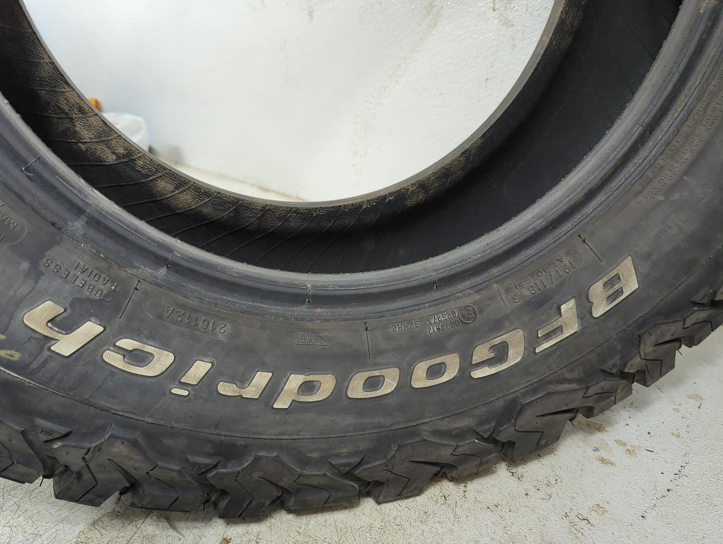Used Tire 265/70R17 BFGOODRICH ALL-TERRAIN T/A KO2 121S - Tread Depth 10/32 - Oemusedautoparts1.com