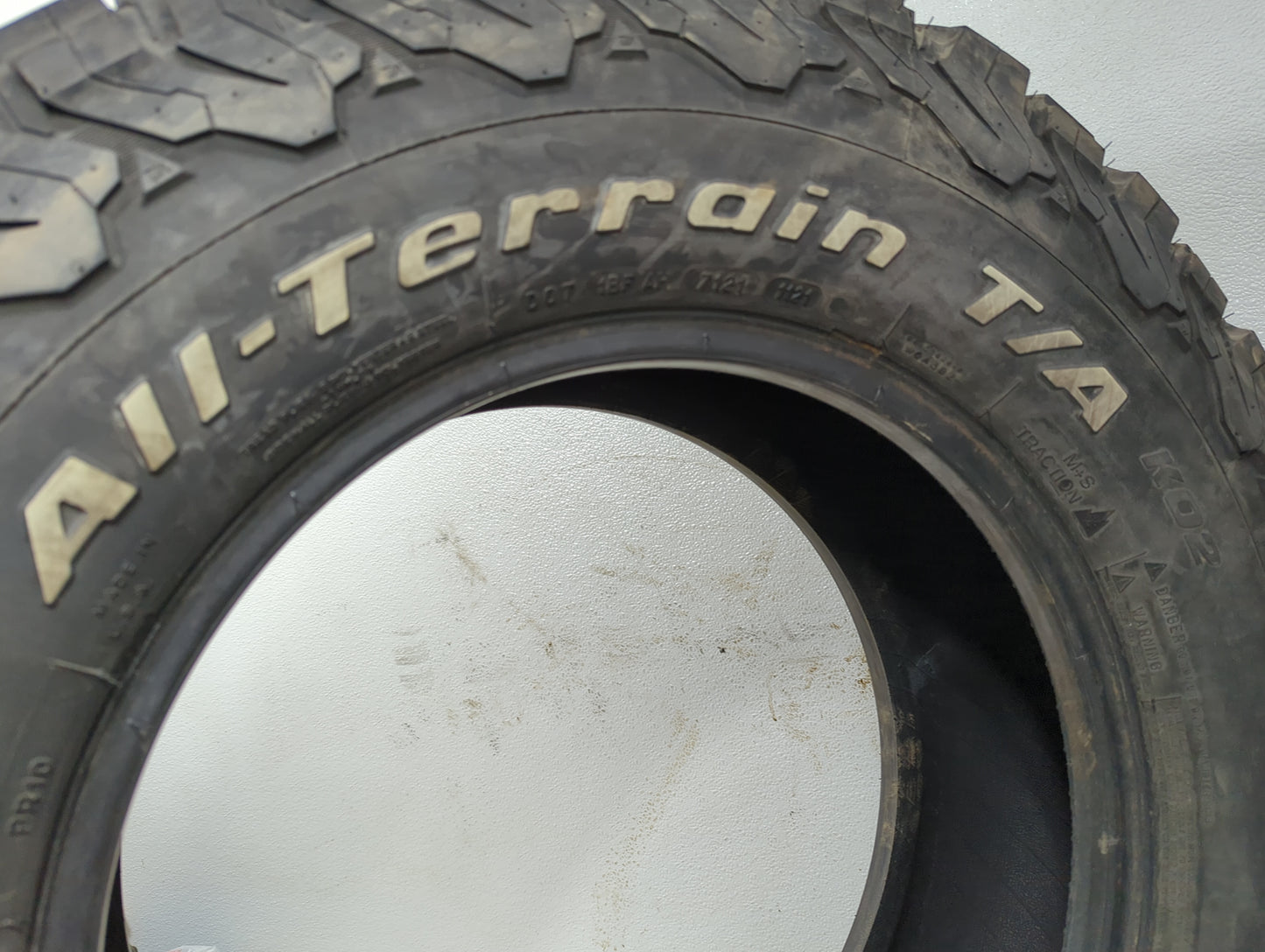 Used Tire 265/70R17 BFGOODRICH ALL-TERRAIN T/A KO2 121S - Tread Depth 10/32 - Oemusedautoparts1.com