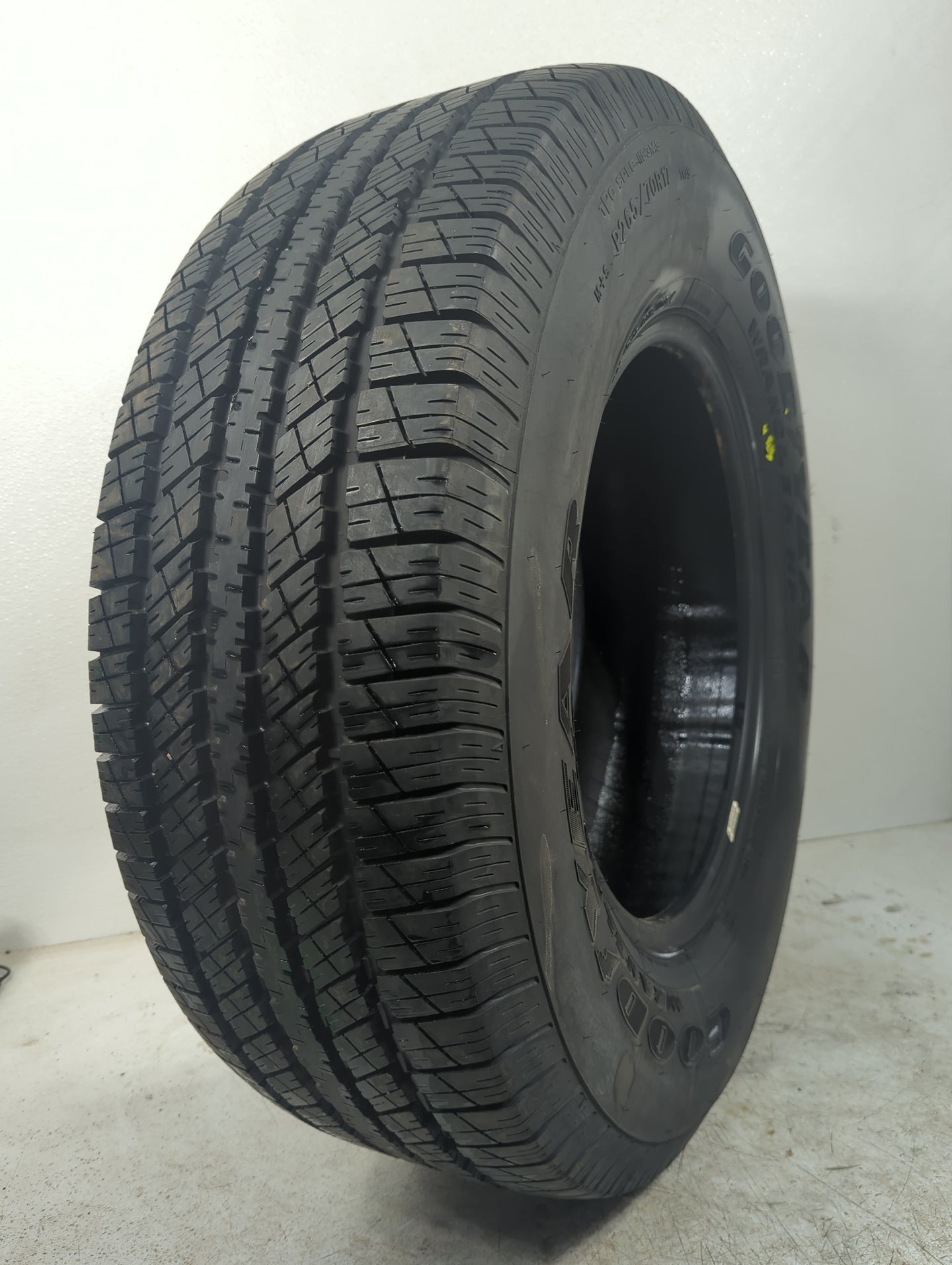 Used Tire 265/70R17 GOODYEAR WRANGLER HP 113S - Tread Depth 12/32 - Oemusedautoparts1.com