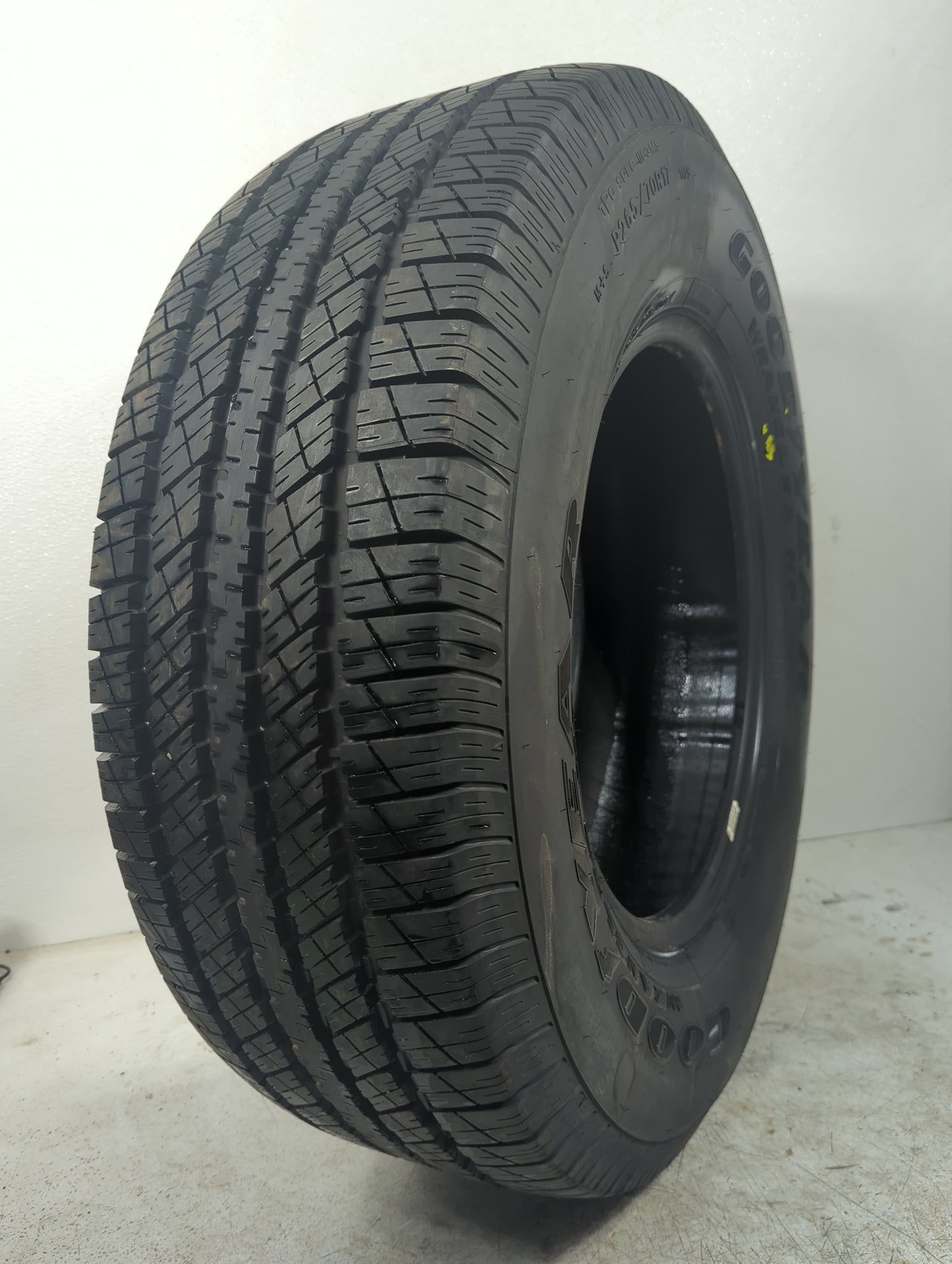 Used Tire 265/70R17 GOODYEAR WRANGLER HP 113S - Tread Depth 12/32 - Oemusedautoparts1.com