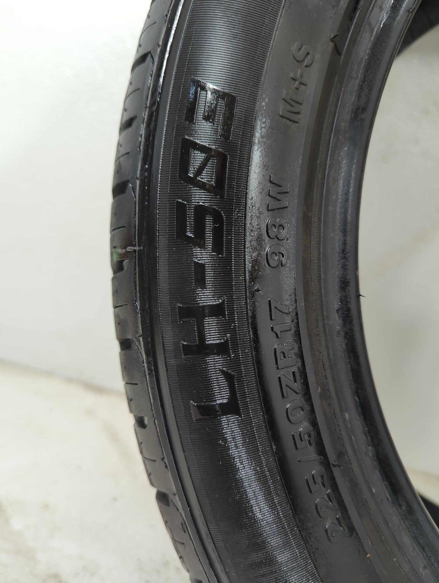Used Tire 225/50R17 LIONHART LH-FIVE 98W - Tread Depth 10/32 - Oemusedautoparts1.com